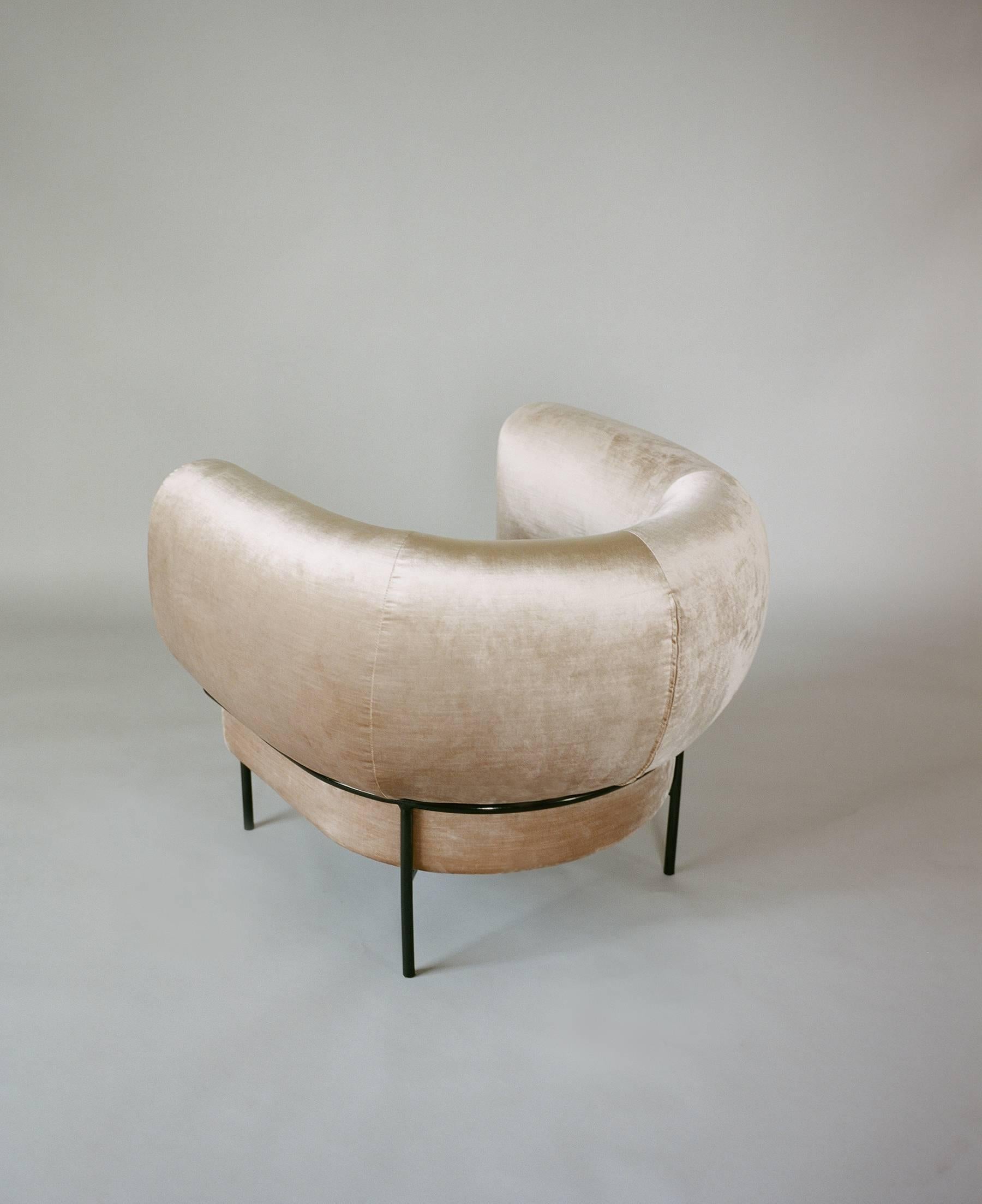 https://a.1stdibscdn.com/contemporary-madda-lounge-chair-in-velvet-for-sale-picture-3/f_29663/f_161839921568864632614/Madda_velvet_back_master.jpg
