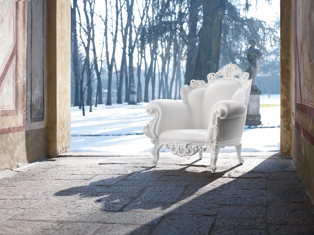 https://a.1stdibscdn.com/magis-proust-armchair-in-polyethylene-by-alessandro-mendini-multicolor-for-sale-picture-4/f_105752/f_474307921762545037701/Magis_proust_lounge_ambient_mono_SD590_white_outdoor_03_hr_master.jpg