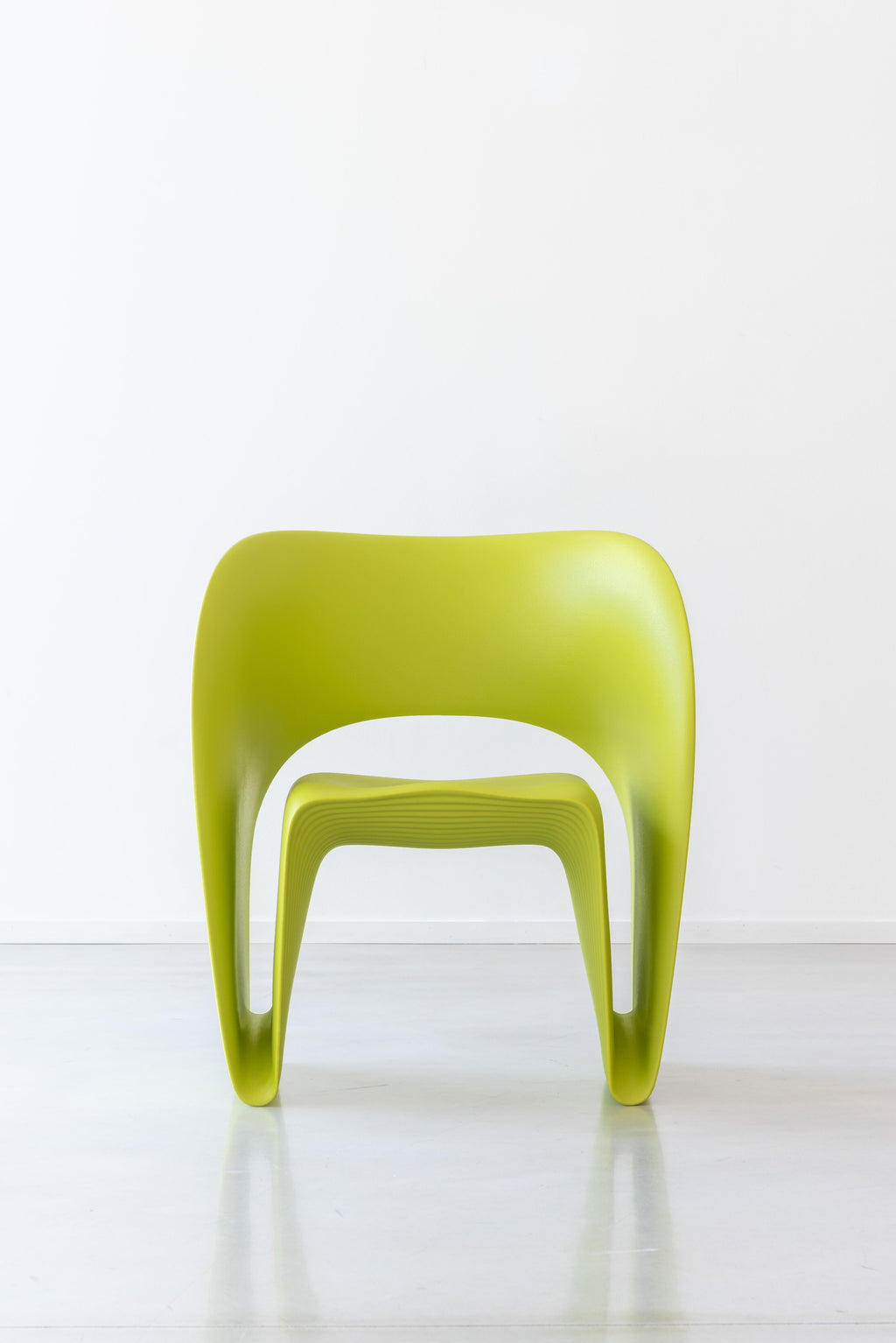 https://a.1stdibscdn.com/raviolo-lowchair-in-olive-green-by-ron-arad-for-magis-for-sale-picture-14/f_16392/f_364386721696342890058/Magis_raviolo_low_chair_ambient_SD580_green_09_hr_master.jpg