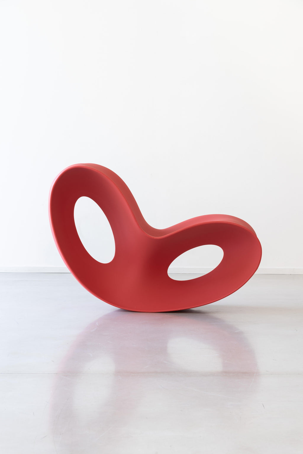 https://a.1stdibscdn.com/voido-rocking-chair-in-red-by-ron-arad-for-magis-for-sale-picture-9/f_16392/f_364015521696085364178/Magis_voido_rocking_chair_ambient_SD12_orange_01_hr_master.jpg