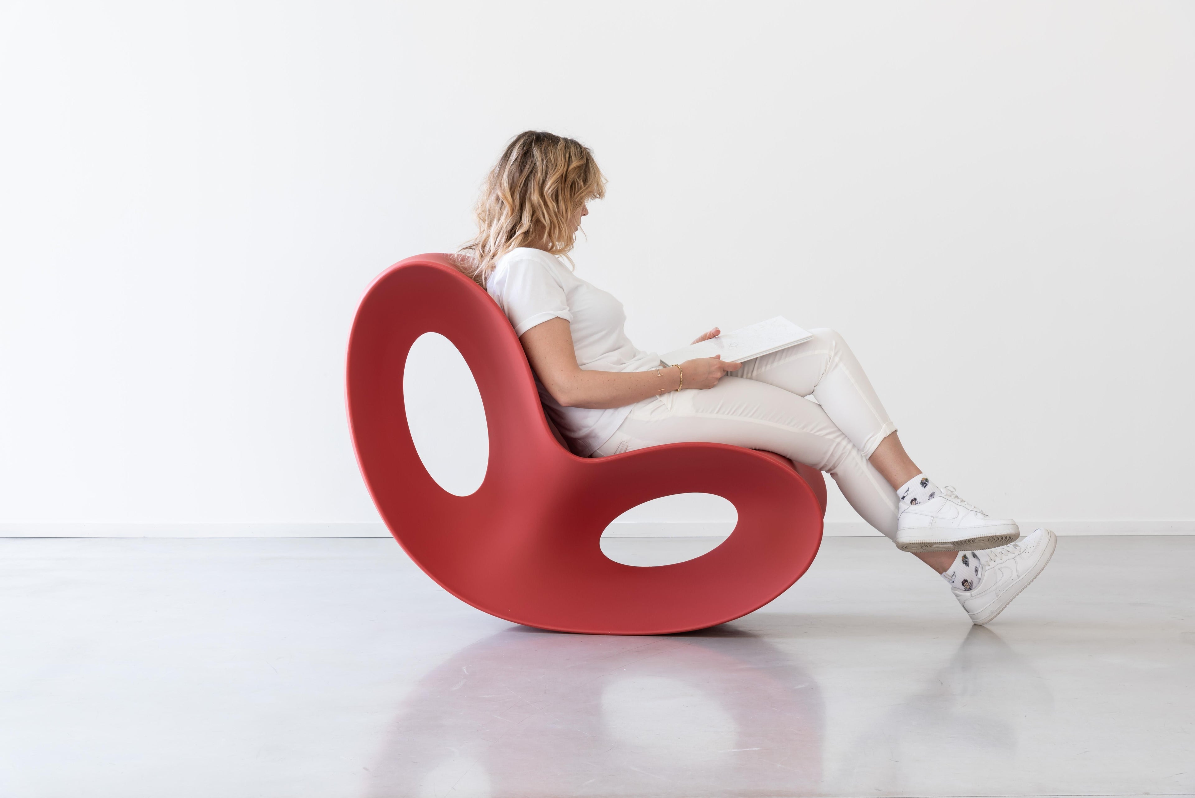 https://a.1stdibscdn.com/voido-rocking-chair-in-red-by-ron-arad-for-magis-for-sale-picture-4/f_16392/f_364015521696085362574/Magis_voido_rocking_chair_ambient_SD12_orange_07_hr_master.jpg