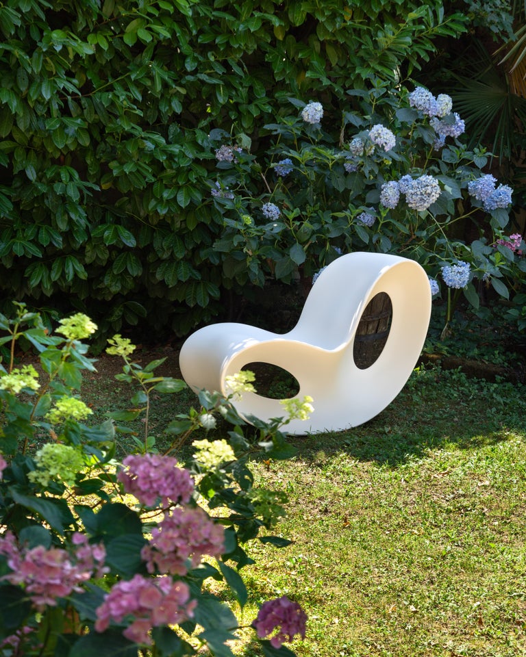 https://a.1stdibscdn.com/voido-rocking-chair-in-white-by-ron-arad-for-magis-for-sale-picture-2/f_16392/f_362965421695481786915/Magis_voido_rocking_chair_ambient_SD12_white_07_2_hr_master.jpg?width=768
