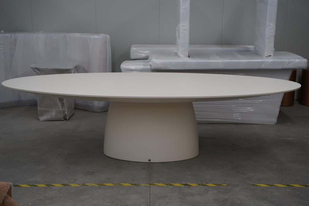 https://a.1stdibscdn.com/outdoor-pedestal-dining-table-for-sale-picture-4/f_27693/f_276496321646556035296/Magna_Dining_Table_1_min_002__master.JPG