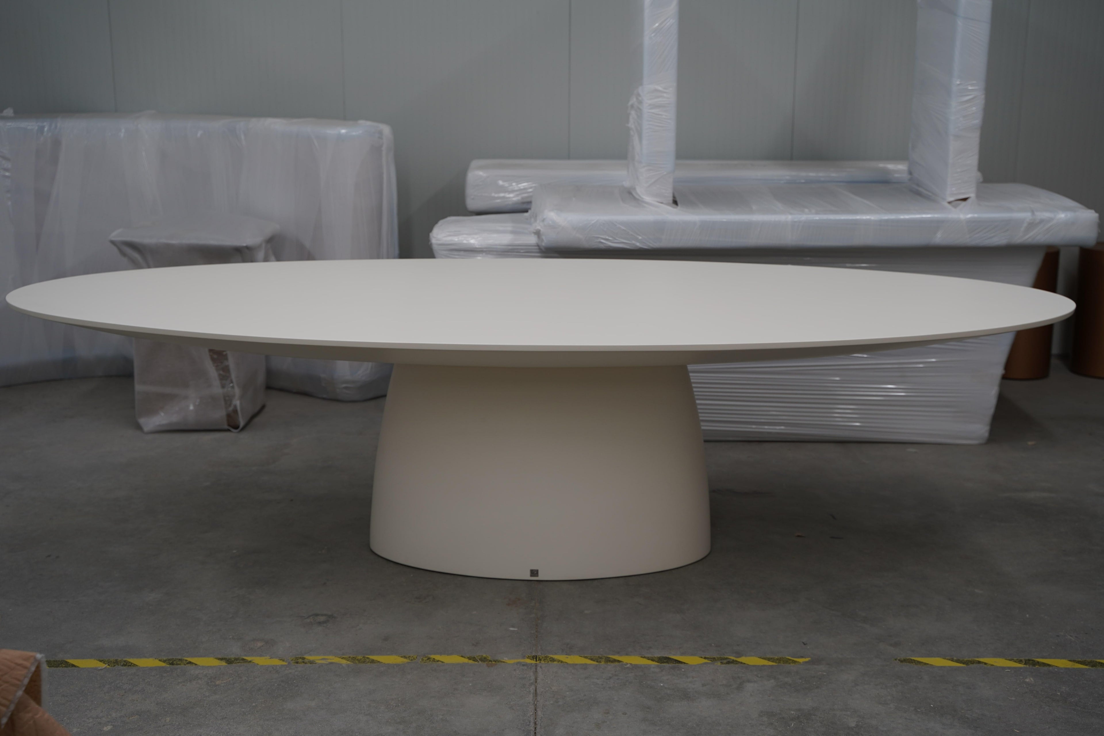 https://a.1stdibscdn.com/outdoor-pedestal-dining-table-for-sale-picture-4/f_27693/f_276496321646556035296/Magna_Dining_Table_1_min_002__master.JPG