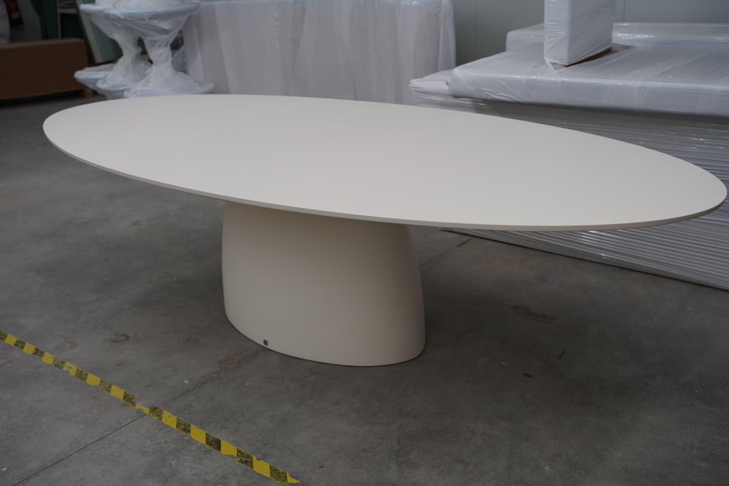 https://a.1stdibscdn.com/oval-dining-table-in-scratch-resistant-lacquered-resin-for-sale-picture-4/f_27693/f_429505121735590292179/Magna_Dining_Table_2_min_master.JPG