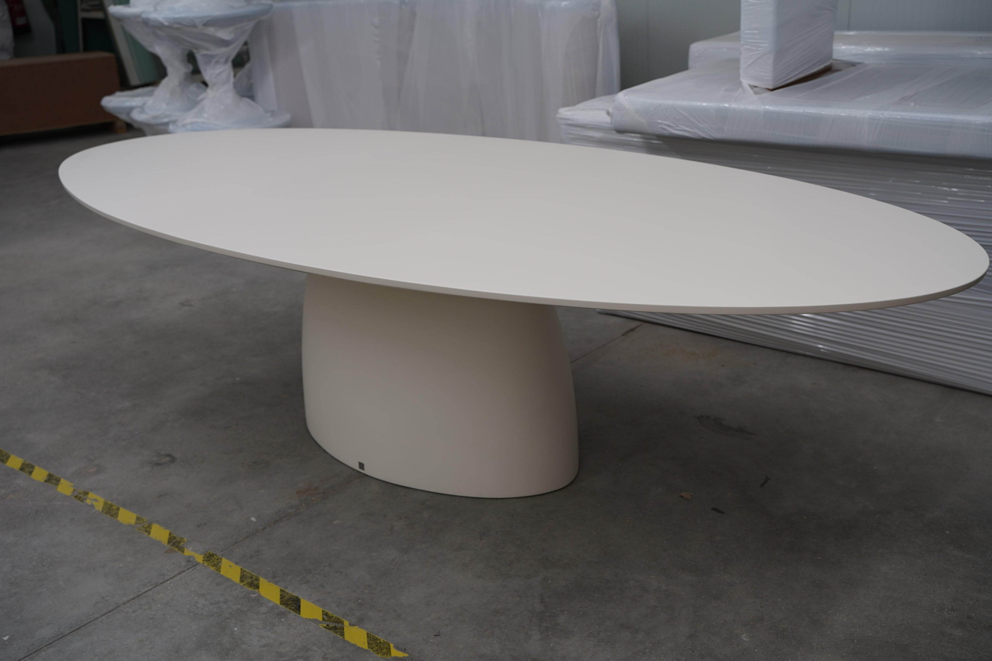 https://a.1stdibscdn.com/oval-dining-table-in-scratch-resistant-lacquered-resin-for-sale-picture-4/f_27693/f_429505121735590292179/Magna_Dining_Table_2_min_master.JPG