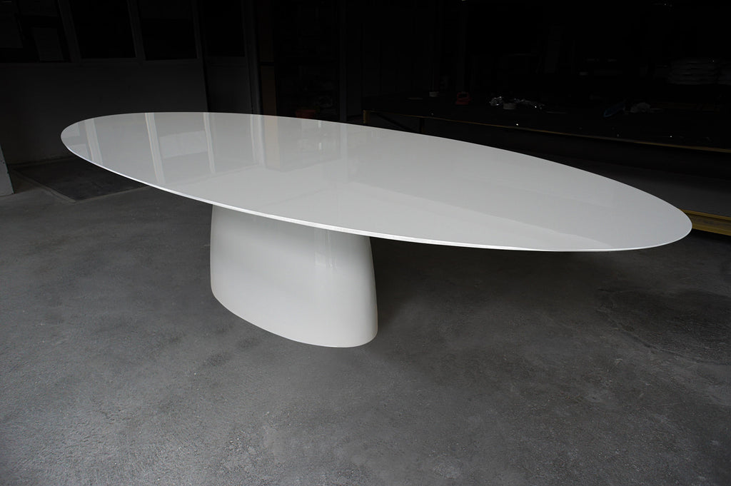 https://a.1stdibscdn.com/bespoke-outdoor-oval-dining-table-in-chocolate-brown-lacquer-for-sale-picture-4/f_27693/f_415329121726696731877/Magna_Dining_Table_Picture_1_min_002__master.jpg