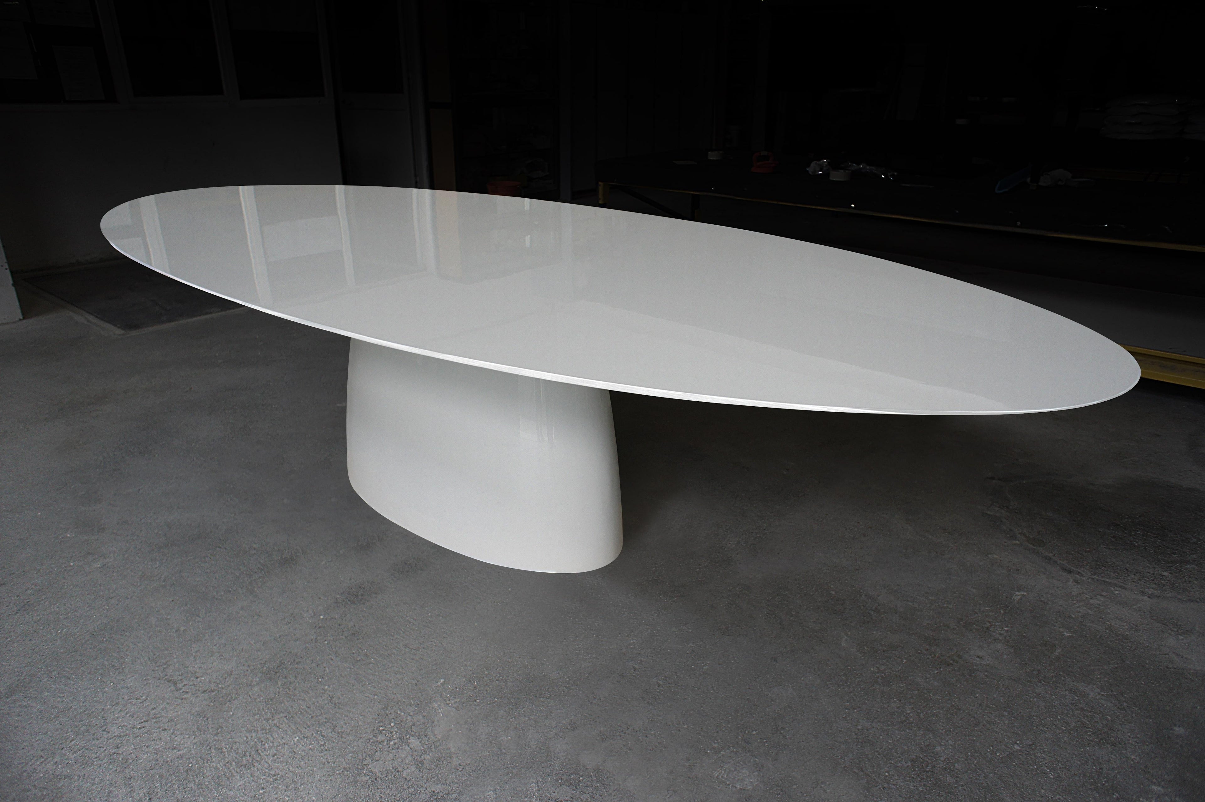 https://a.1stdibscdn.com/bespoke-outdoor-oval-dining-table-in-chocolate-brown-lacquer-for-sale-picture-4/f_27693/f_415329121726696731877/Magna_Dining_Table_Picture_1_min_002__master.jpg