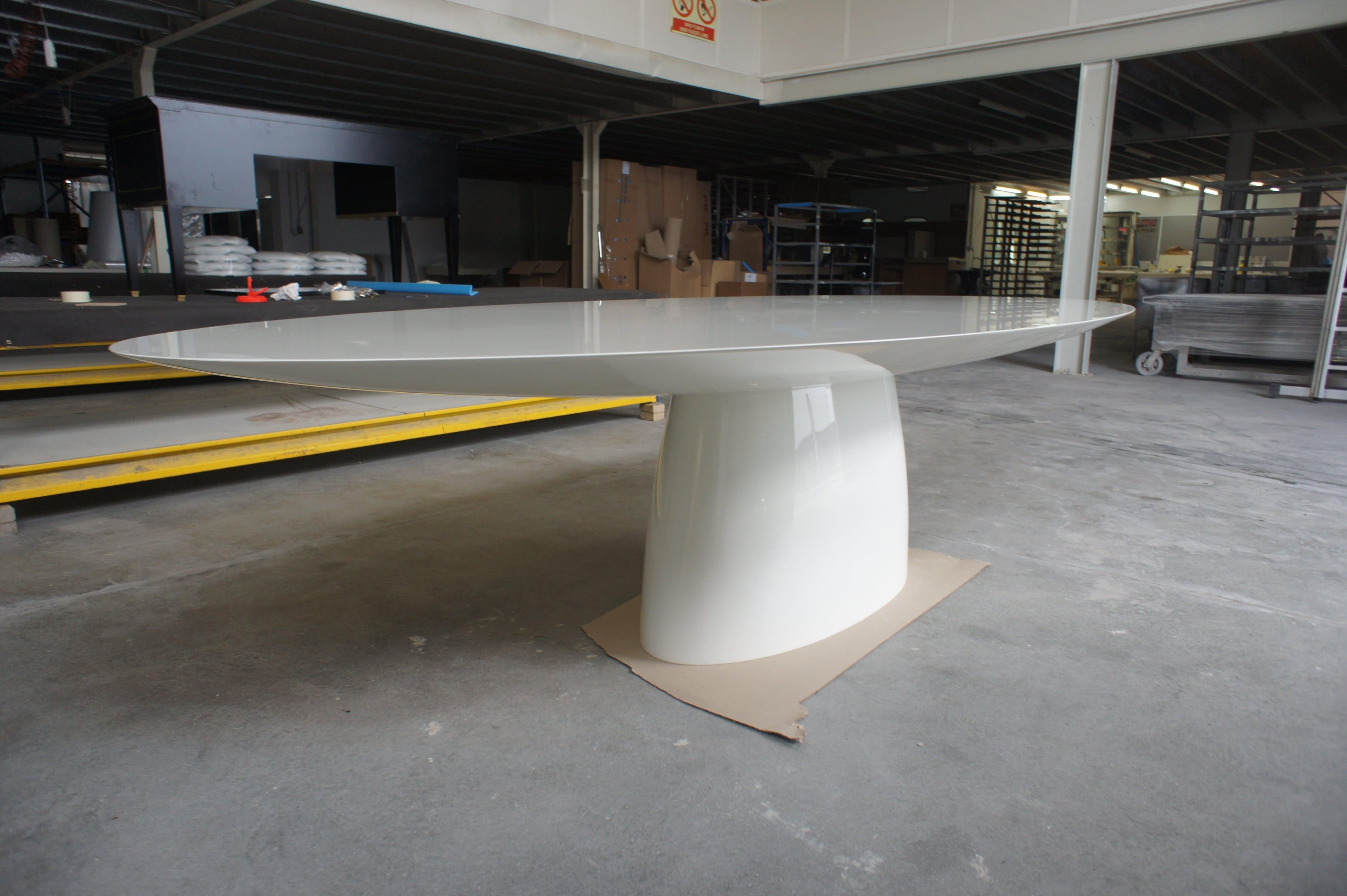 https://a.1stdibscdn.com/bespoke-outdoor-oval-dining-table-in-chocolate-brown-lacquer-for-sale-picture-5/f_27693/f_415329121726696732708/Magna_Dining_Table_Picture_2_mina_master.JPG