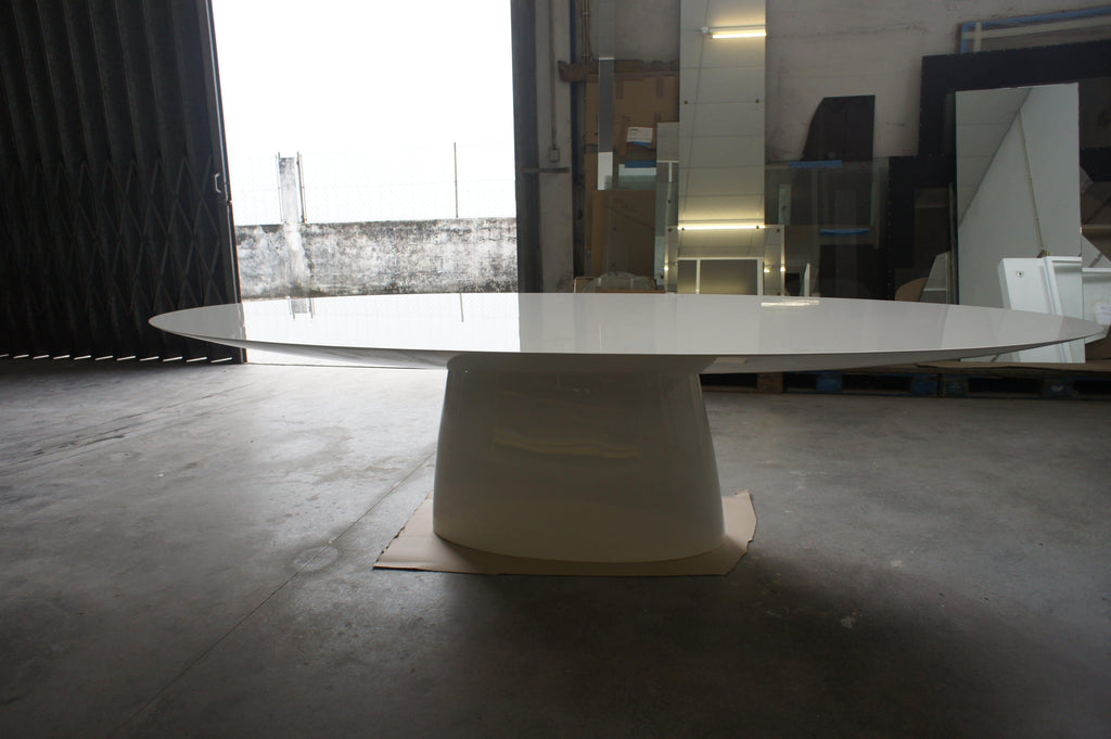 https://a.1stdibscdn.com/bespoke-outdoor-oval-dining-table-in-chocolate-brown-lacquer-for-sale-picture-6/f_27693/f_415329121726696733648/Magna_Dining_Table_Picture_3_minaq_master.JPG