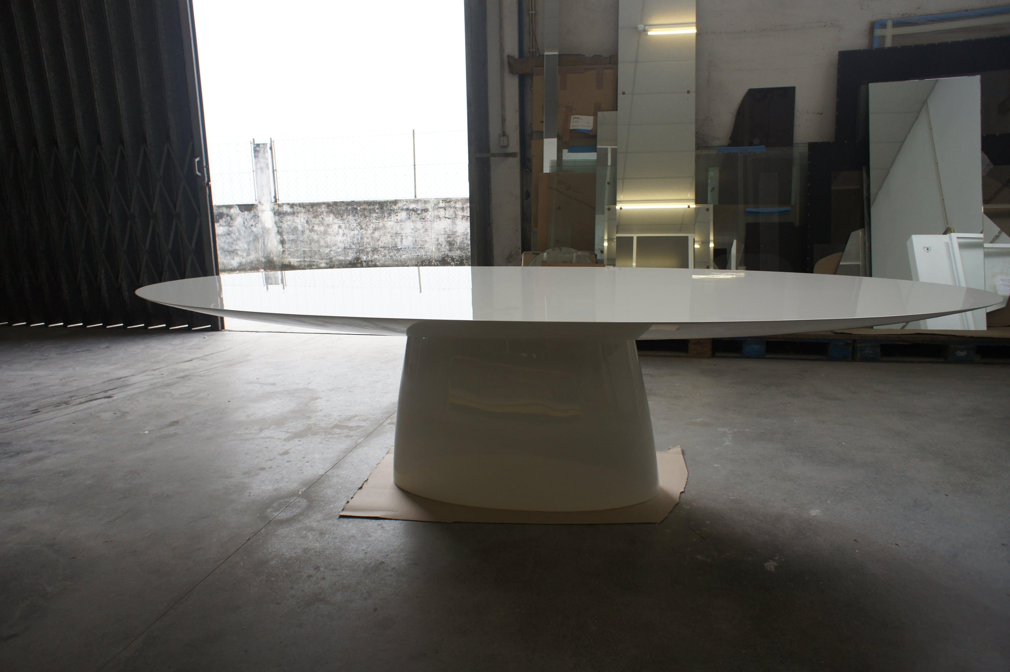 https://a.1stdibscdn.com/bespoke-outdoor-oval-dining-table-in-chocolate-brown-lacquer-for-sale-picture-6/f_27693/f_415329121726696733648/Magna_Dining_Table_Picture_3_minaq_master.JPG