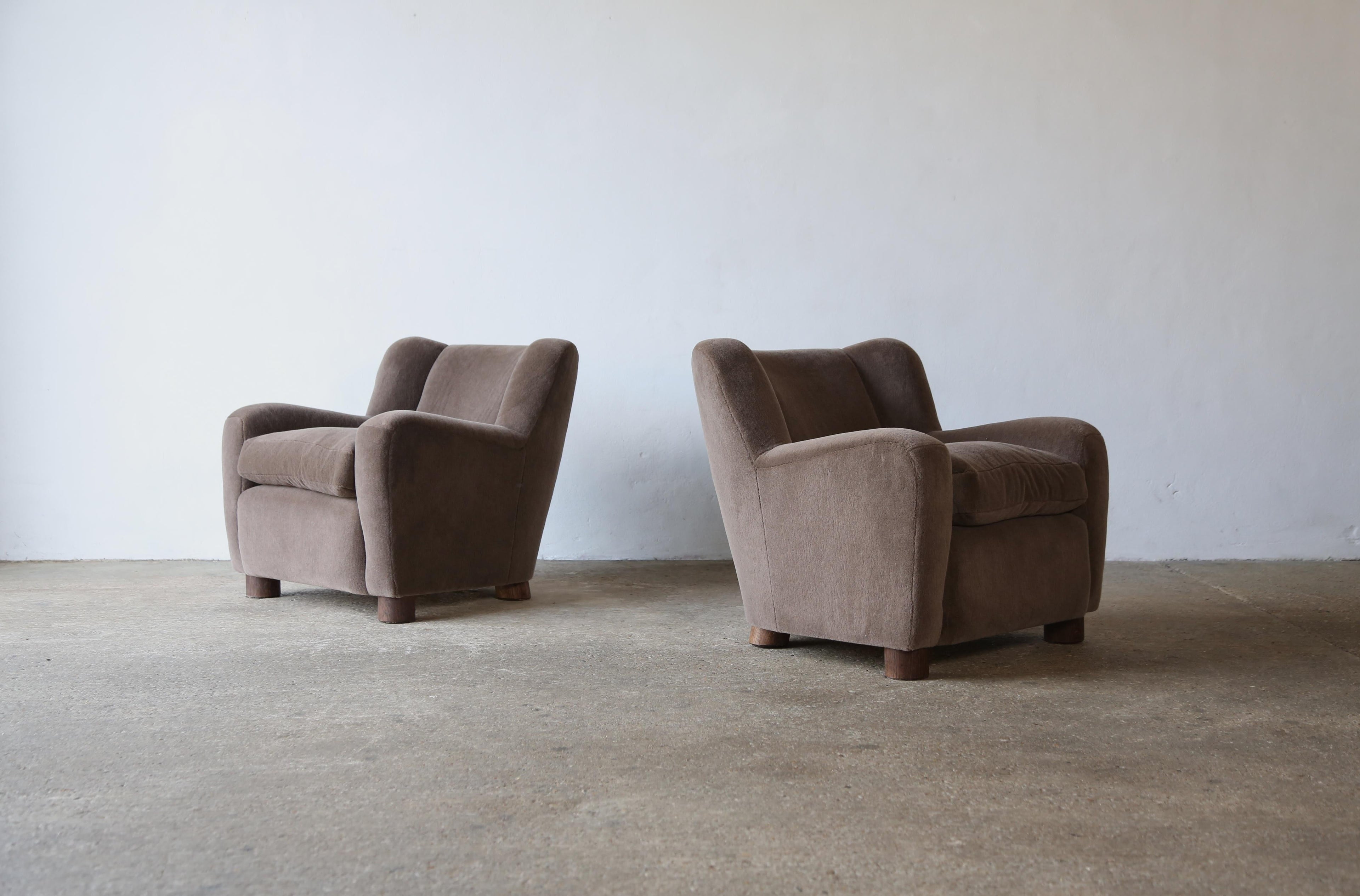 https://a.1stdibscdn.com/pair-of-armchairs-upholstered-in-pure-alpaca-for-sale-picture-2/f_22593/f_389101621710858016941/Malo_Armchairs_Pair_Brown_Taupe_Alpaca_3_24_10_master.jpg