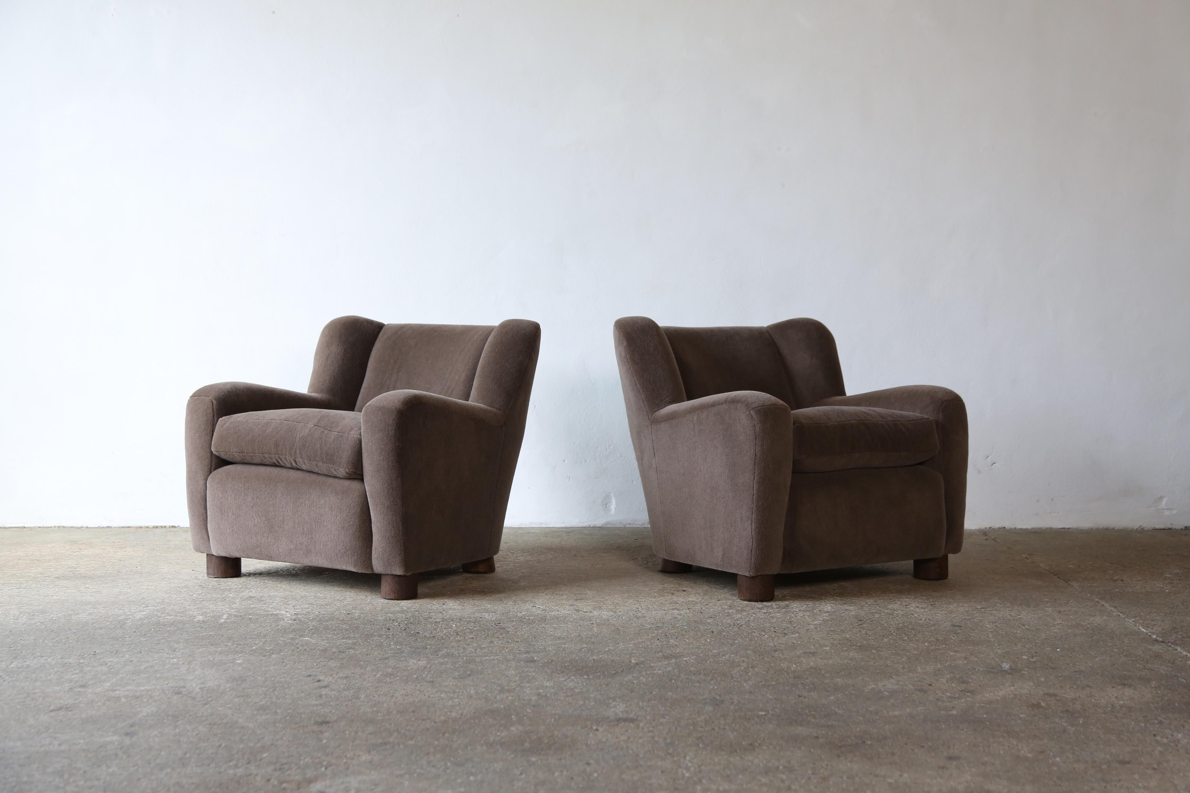 https://a.1stdibscdn.com/pair-of-armchairs-upholstered-in-pure-alpaca-for-sale-picture-4/f_22593/f_389101621710858049618/Malo_Armchairs_Pair_Brown_Taupe_Alpaca_3_24_1_master.jpg