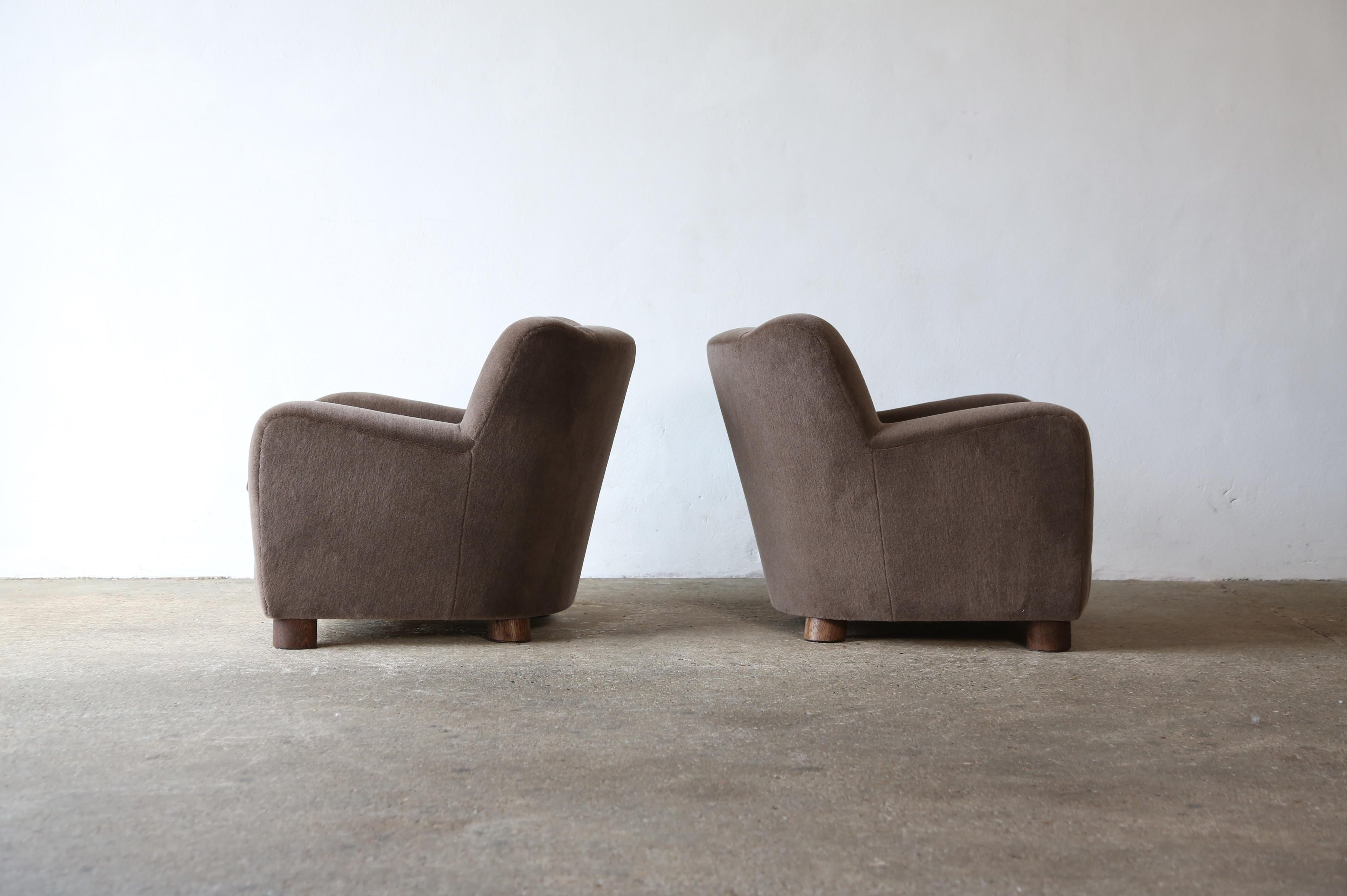 https://a.1stdibscdn.com/pair-of-armchairs-upholstered-in-pure-alpaca-for-sale-picture-5/f_22593/f_389101621710858049915/Malo_Armchairs_Pair_Brown_Taupe_Alpaca_3_24_2_master.jpg
