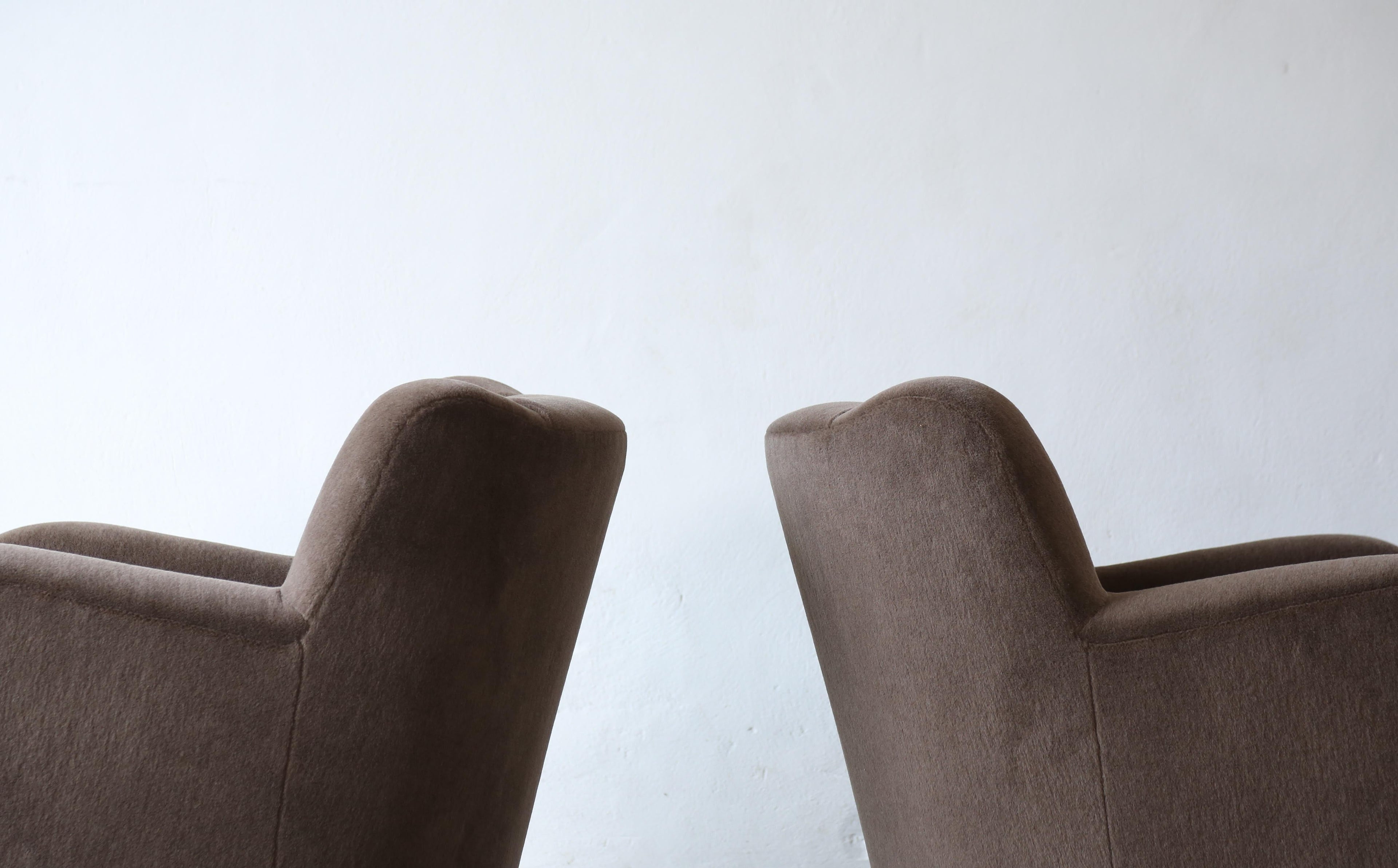 https://a.1stdibscdn.com/pair-of-armchairs-upholstered-in-pure-alpaca-for-sale-picture-6/f_22593/f_389101621710858049966/Malo_Armchairs_Pair_Brown_Taupe_Alpaca_3_24_3_master.jpg