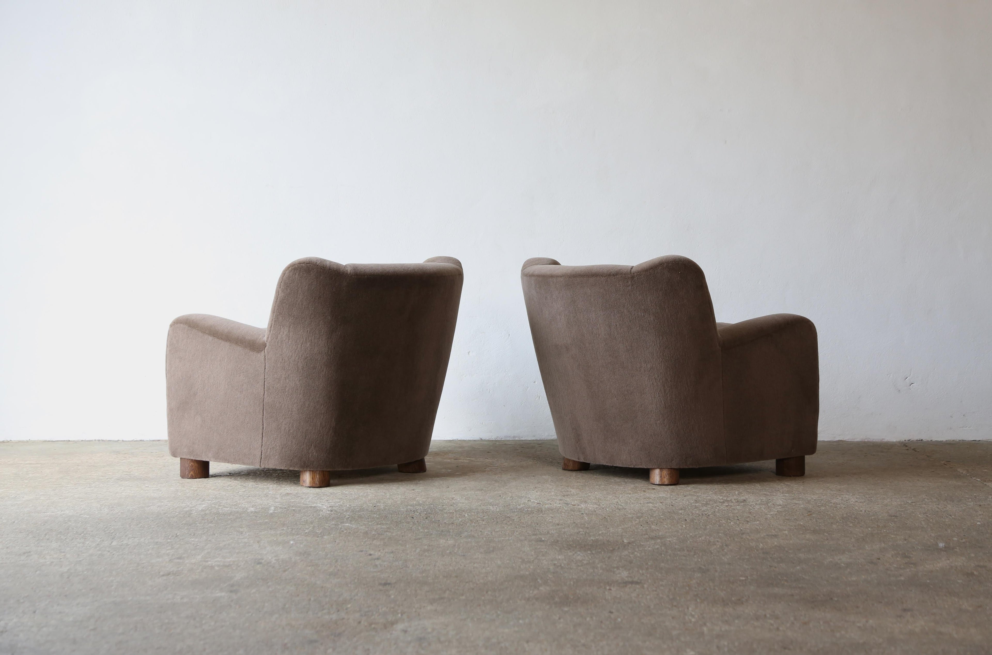 https://a.1stdibscdn.com/pair-of-armchairs-upholstered-in-pure-alpaca-for-sale-picture-7/f_22593/f_389101621710858057647/Malo_Armchairs_Pair_Brown_Taupe_Alpaca_3_24_4_master.jpg