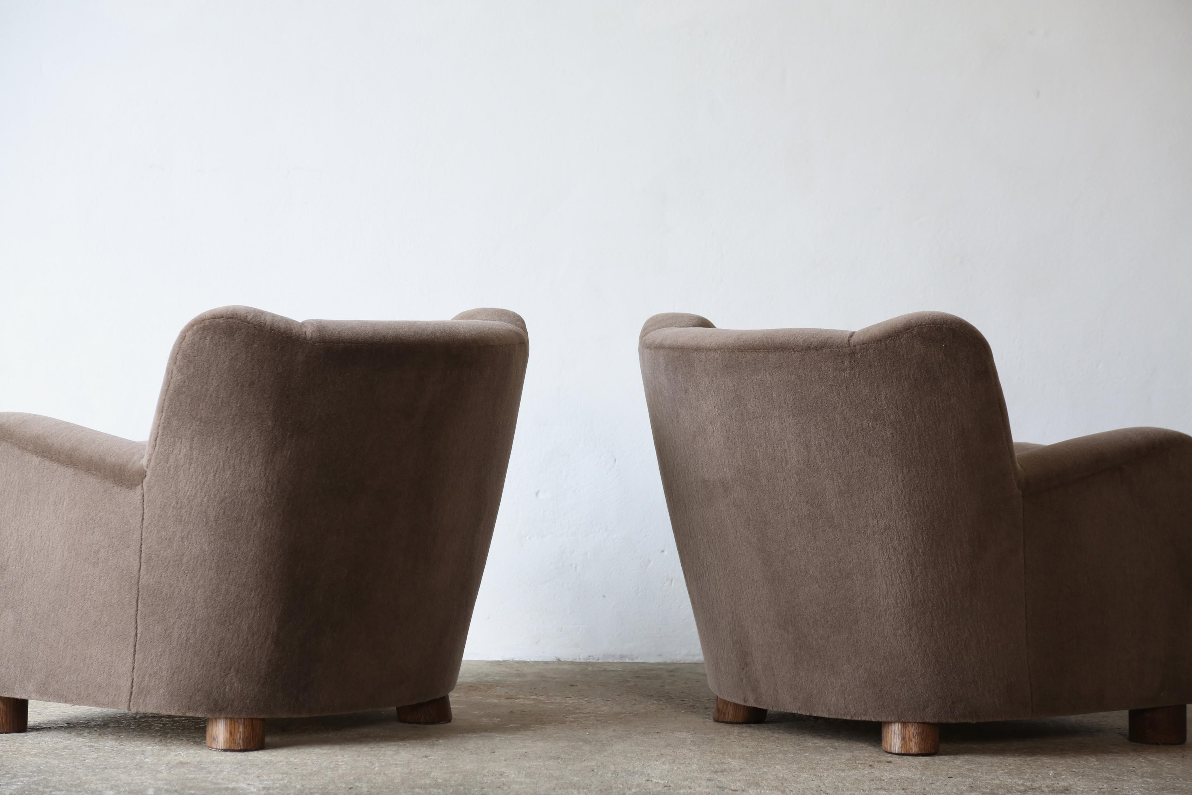 https://a.1stdibscdn.com/pair-of-armchairs-upholstered-in-pure-alpaca-for-sale-picture-8/f_22593/f_389101621710858057746/Malo_Armchairs_Pair_Brown_Taupe_Alpaca_3_24_5_master.jpg