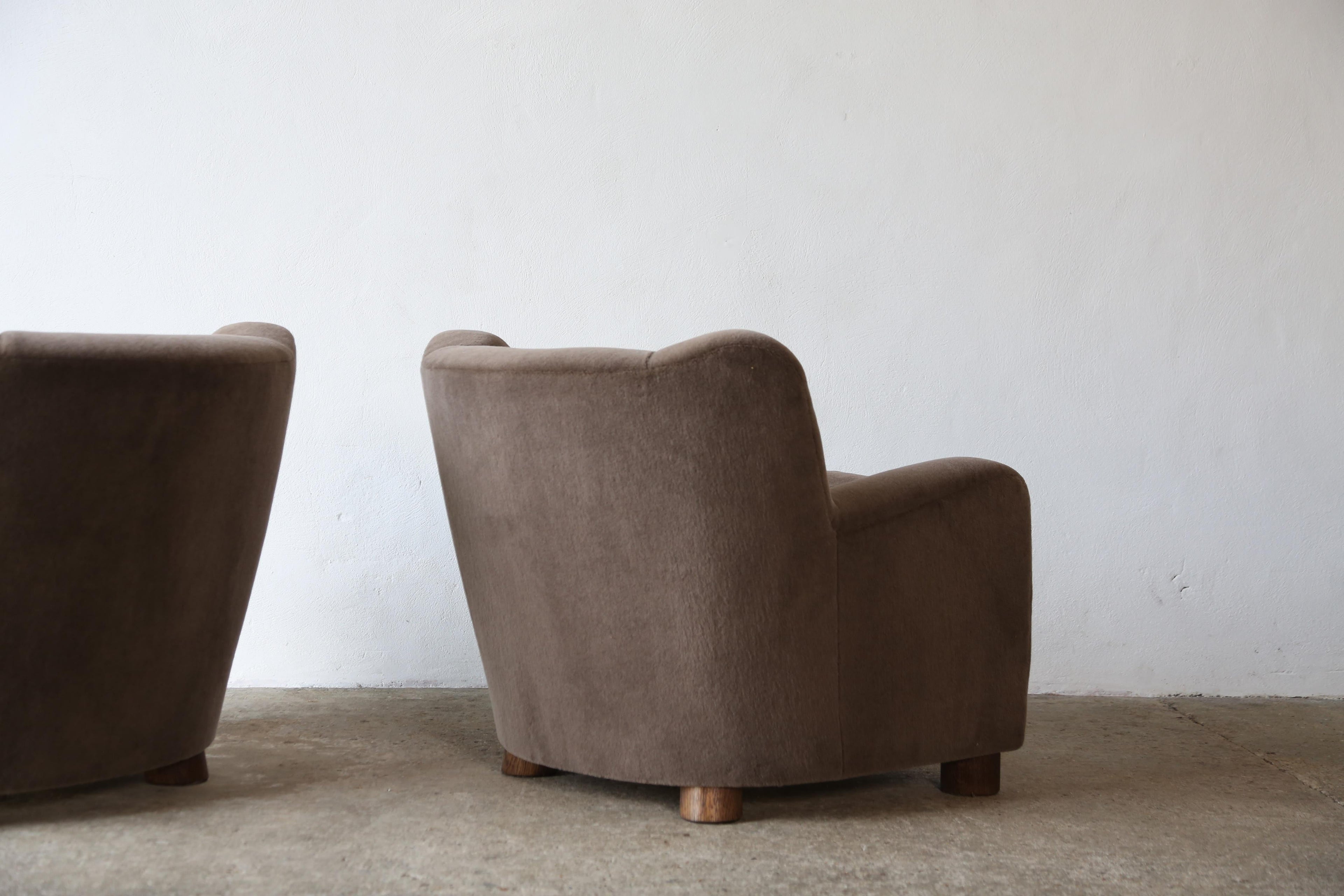 https://a.1stdibscdn.com/pair-of-armchairs-upholstered-in-pure-alpaca-for-sale-picture-9/f_22593/f_389101621710858057737/Malo_Armchairs_Pair_Brown_Taupe_Alpaca_3_24_6_master.jpg