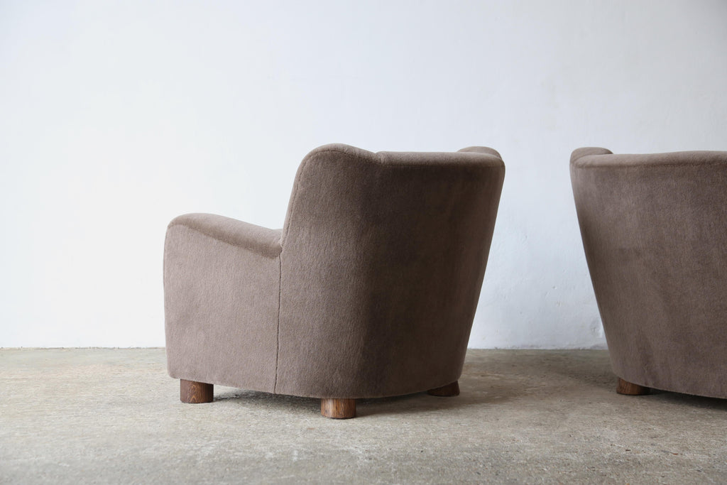 https://a.1stdibscdn.com/pair-of-armchairs-upholstered-in-pure-alpaca-for-sale-picture-10/f_22593/f_389101621710858321896/Malo_Armchairs_Pair_Brown_Taupe_Alpaca_3_24_7_master.jpg