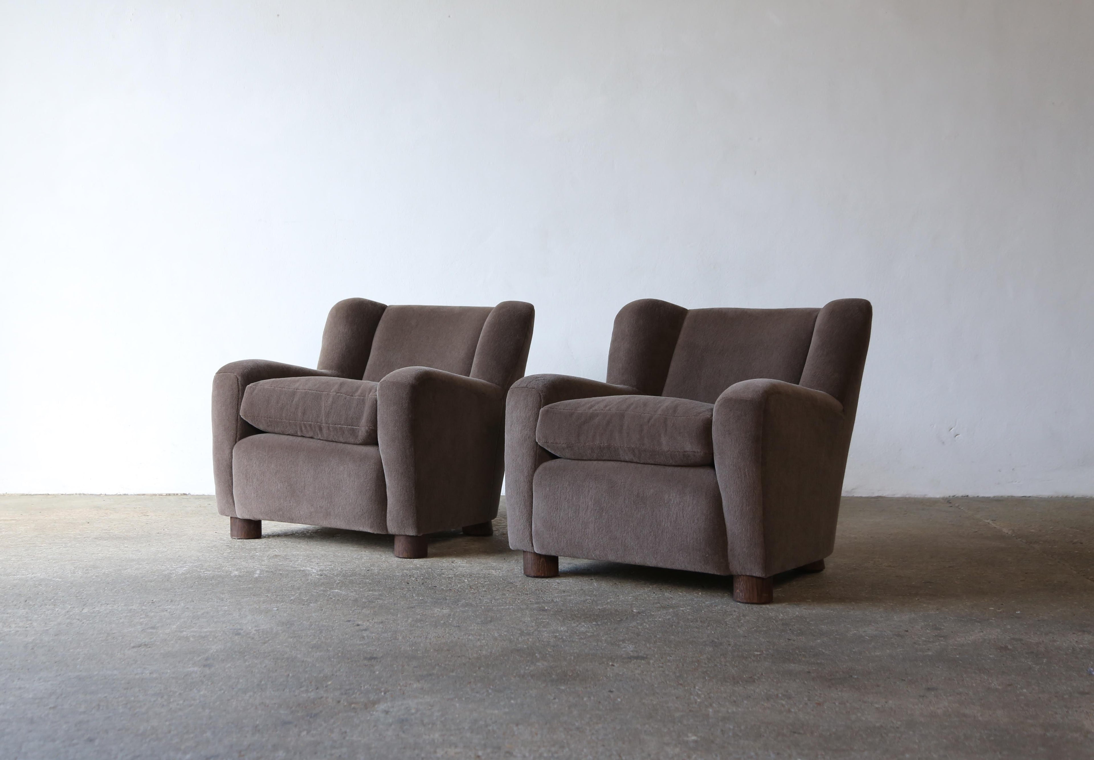 https://a.1stdibscdn.com/pair-of-armchairs-upholstered-in-pure-alpaca-for-sale-picture-3/f_22593/f_389101621710858037795/Malo_Armchairs_Pair_Brown_Taupe_Alpaca_3_24_master.jpg