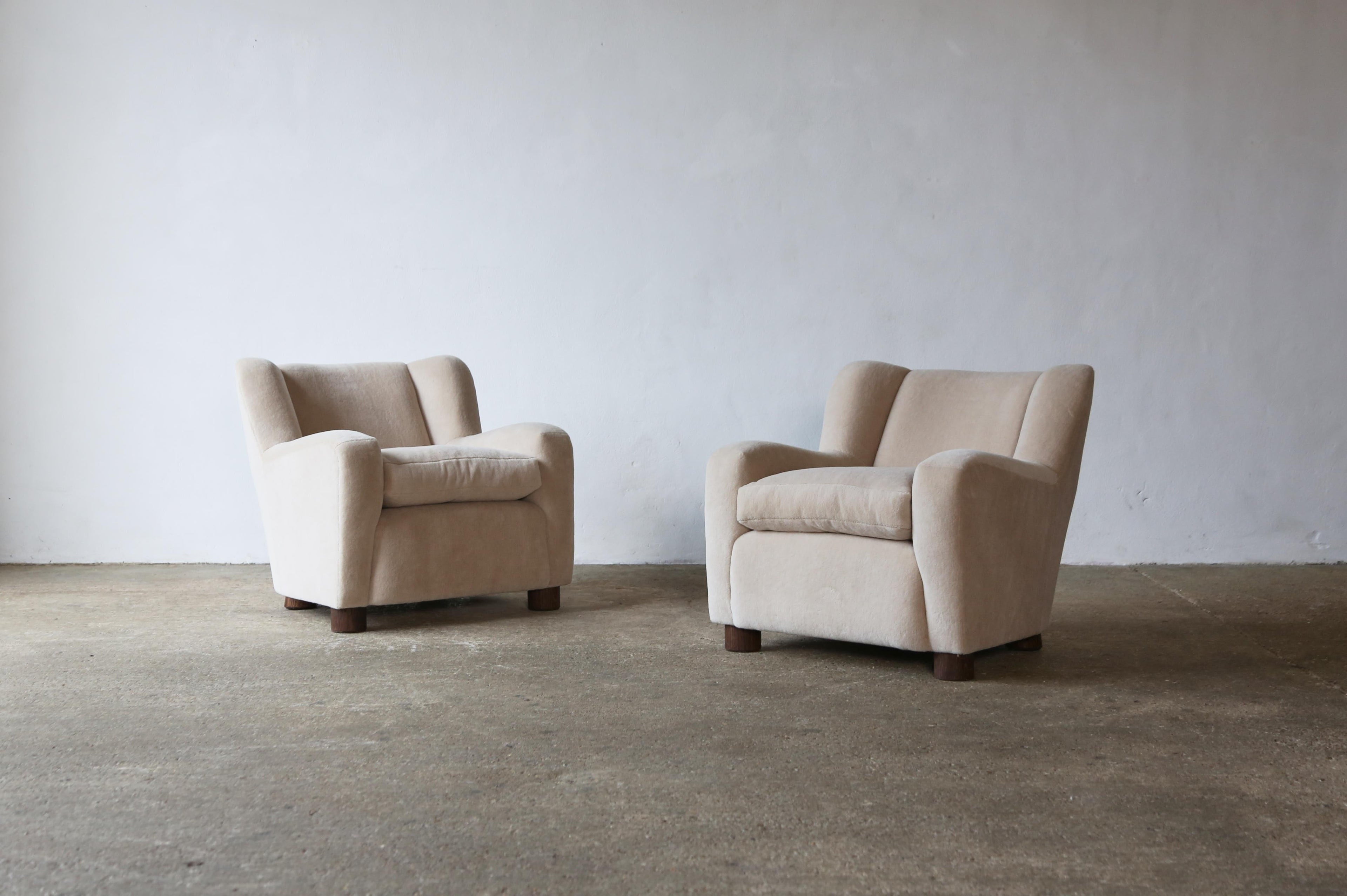https://a.1stdibscdn.com/pair-of-armchairs-upholstered-in-pure-ivory-alpaca-for-sale-picture-3/f_22593/f_392533021712969498709/Malo_Pair_Armchairs_Stone_Alpaca_3_24_12_master.jpg