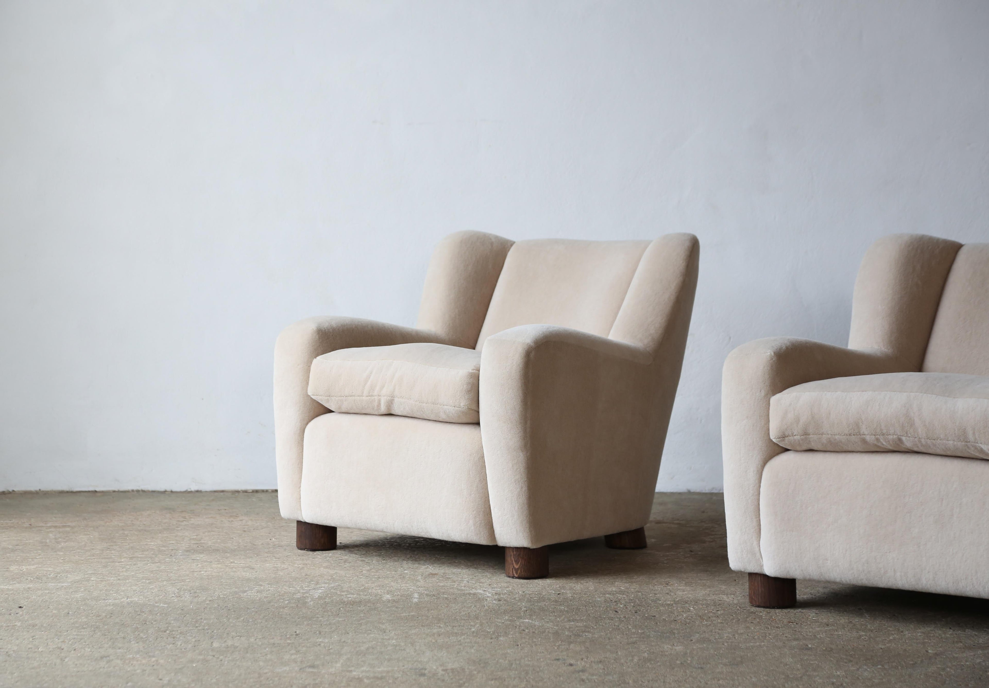https://a.1stdibscdn.com/pair-of-armchairs-upholstered-in-pure-ivory-alpaca-for-sale-picture-4/f_22593/f_392533021712969458654/Malo_Pair_Armchairs_Stone_Alpaca_3_24_1_master.jpg