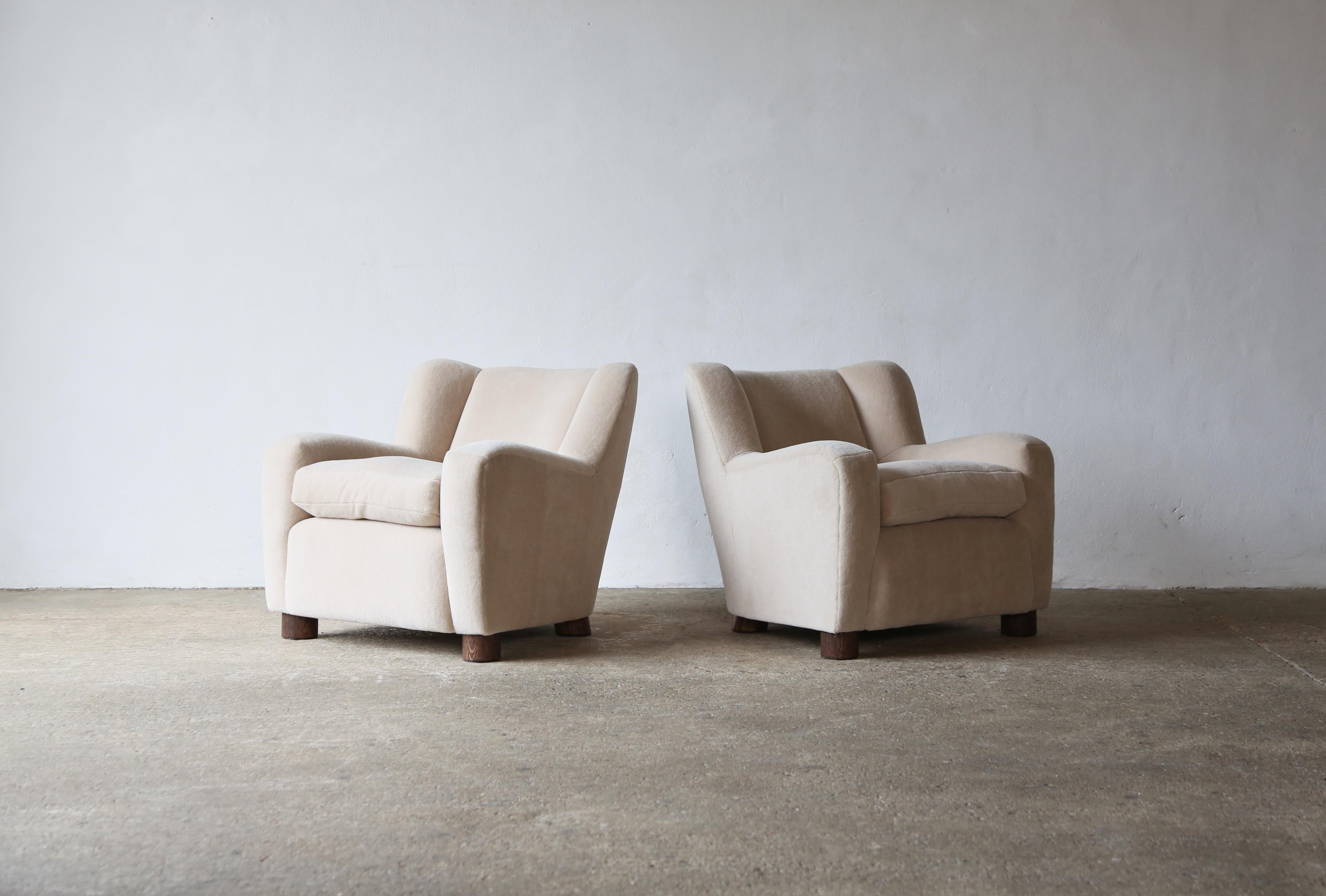 https://a.1stdibscdn.com/pair-of-armchairs-upholstered-in-pure-ivory-alpaca-for-sale-picture-5/f_22593/f_392533021712969467061/Malo_Pair_Armchairs_Stone_Alpaca_3_24_4_master.jpg