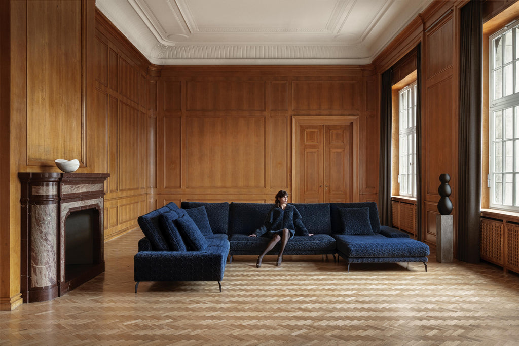 https://a.1stdibscdn.com/bizzarto-manhattan-modular-sofa-with-feather-fillings-for-sale-picture-2/f_104642/f_454106321749645984032/Manhattan_ink_roses_1__master.jpg