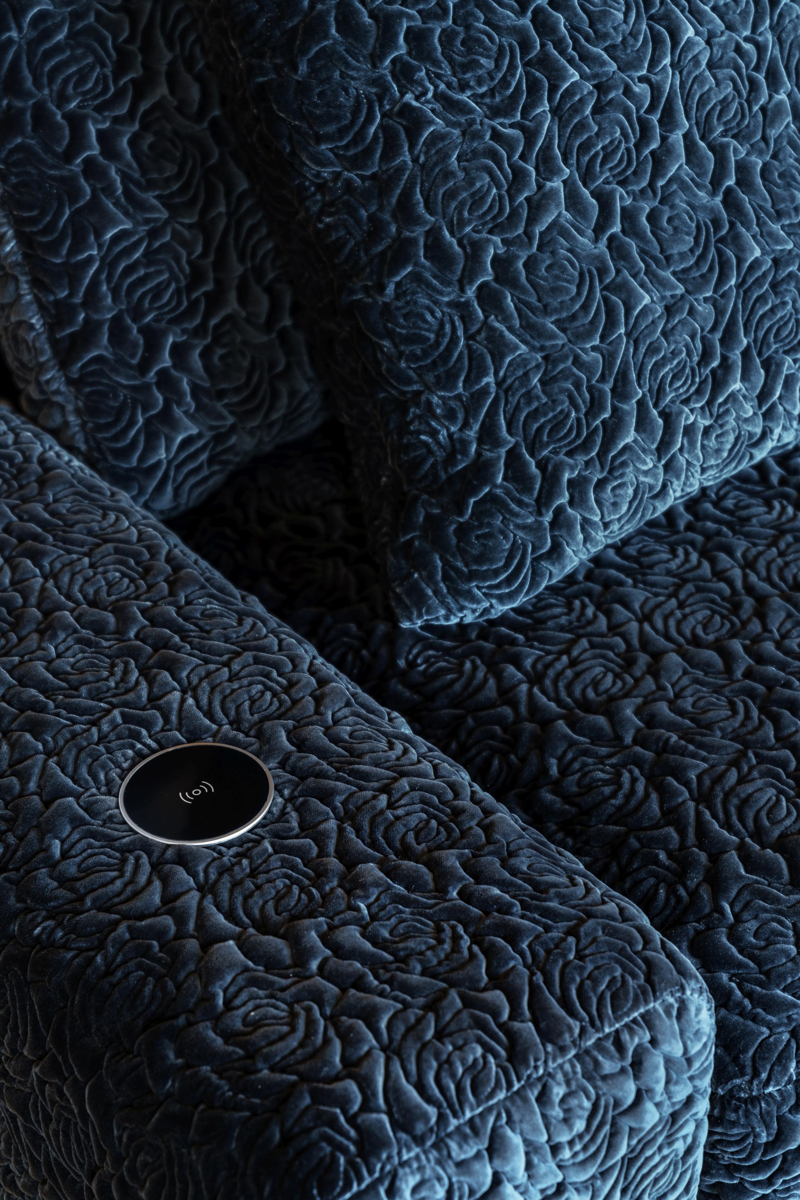 https://a.1stdibscdn.com/bizzarto-manhattan-modular-sofa-with-feather-fillings-for-sale-picture-3/f_104642/f_454106321749646290024/Manhattan_ink_roses_3__master.jpg