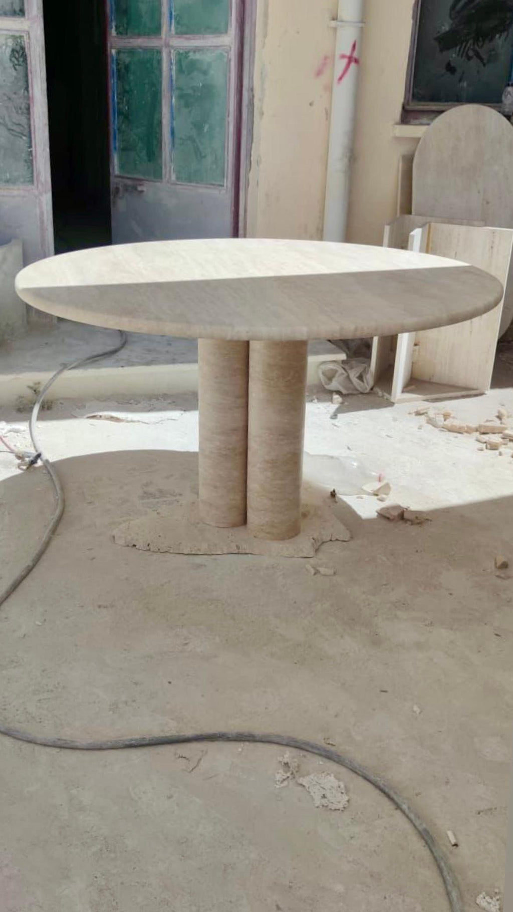https://a.1stdibscdn.com/cream-travertine-round-dining-table-in-the-style-of-1970-mario-bellini-for-sale-picture-2/f_80522/f_325801721758193878895/Mario_Bellini_Style_Round_Dining_Table_Travertine_MY_HABITAT_1_master.jpg