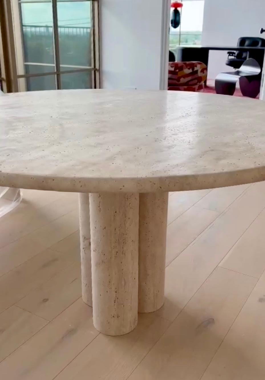 https://a.1stdibscdn.com/cream-travertine-round-dining-table-in-the-style-of-1970-mario-bellini-for-sale-picture-3/f_80522/f_325801721758193902372/Mario_Bellini_Style_Round_Dining_Table_Travertine_MY_HABITAT_2_master.jpg