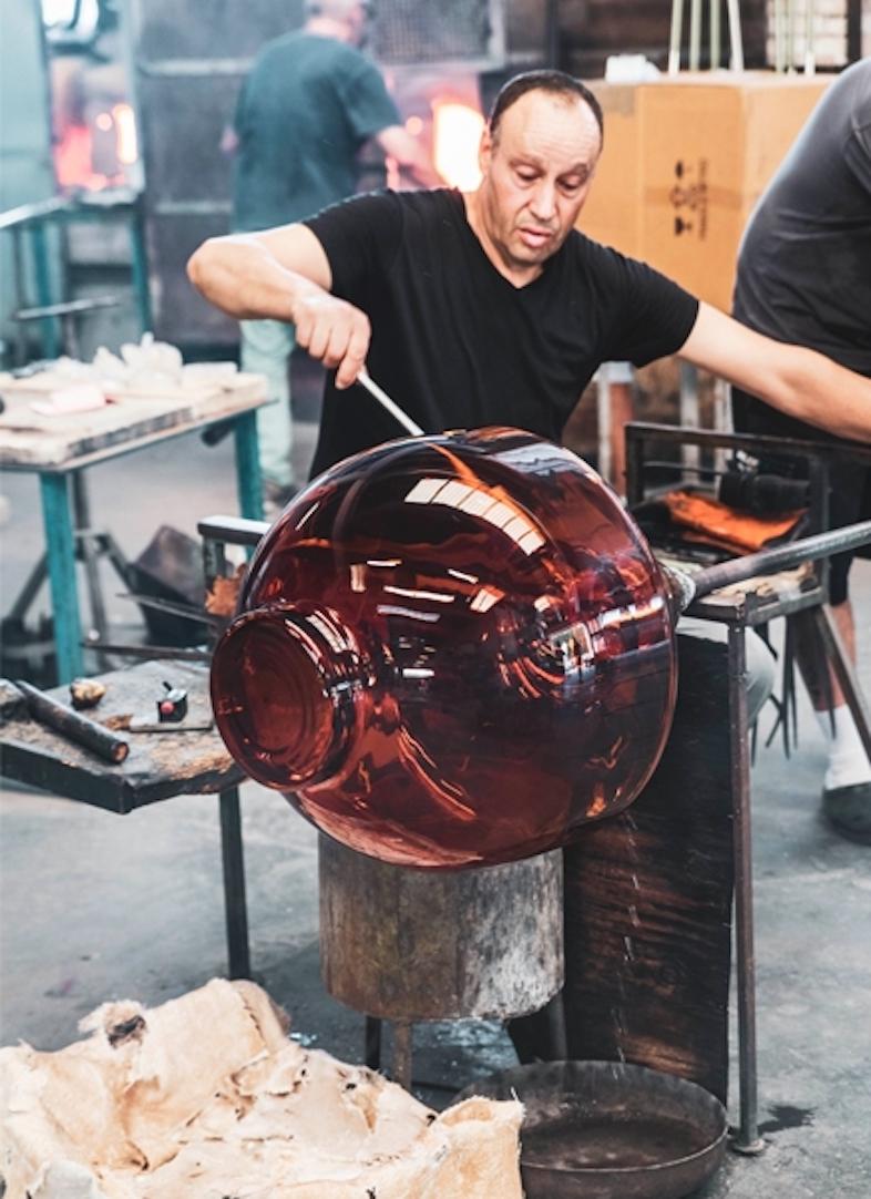 https://a.1stdibscdn.com/mastea-low-coffee-table-in-murano-glass-walnut-base-by-matteo-zorzenoni-for-sale-picture-5/12330573/f_178221521580813265163/Mastea_coffee_table_lifestyle_5_master.jpg
