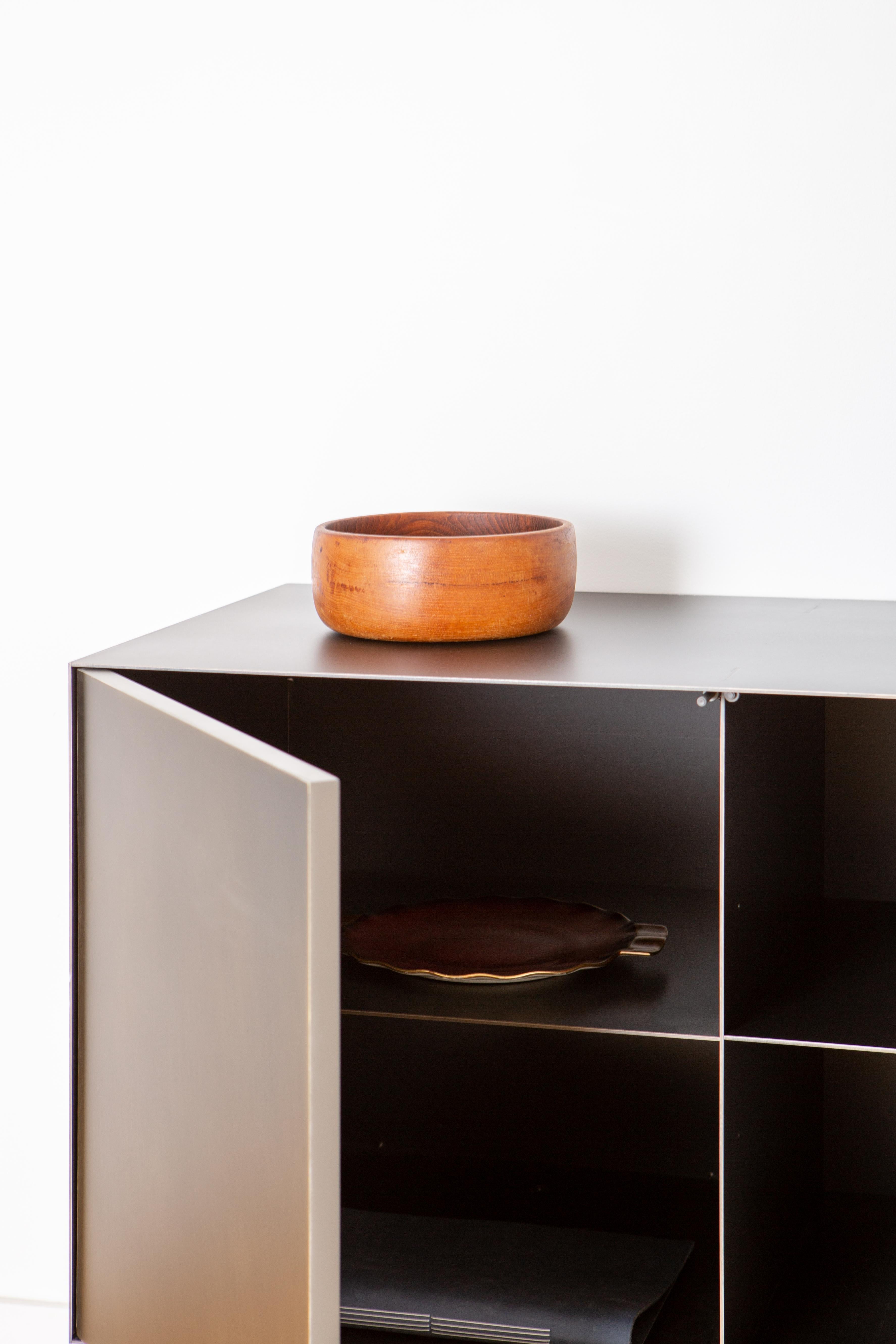 https://a.1stdibscdn.com/connect-credenza-cabinet-or-sideboard-customizable-in-steel-and-aged-brass-for-sale-picture-4/f_30783/f_192863521590788243552/May25_Plano_459_master.jpg