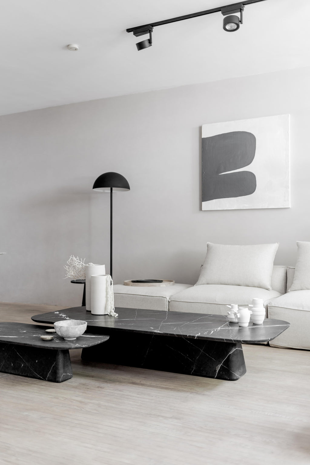 https://a.1stdibscdn.com/two-pedestal-coffee-tables-in-black-marble-set-for-sale-picture-5/f_47391/f_194387821591889401695/Mesa_Caf_Pedestal_Monterrey_17_master.jpg