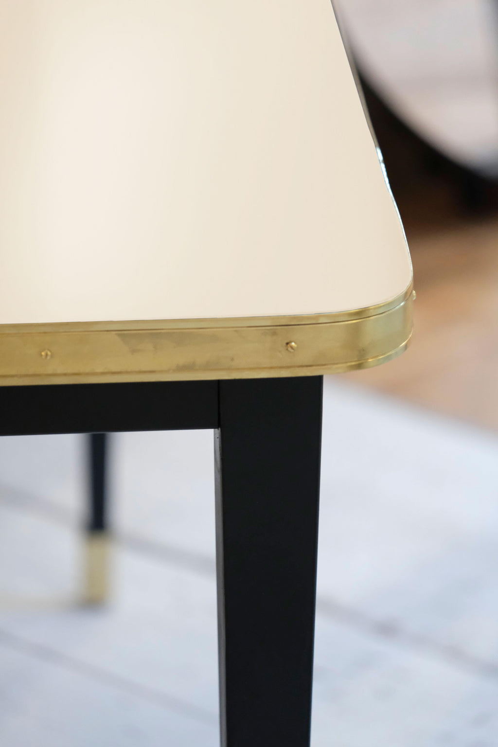 https://a.1stdibscdn.com/squared-table-high-gloss-top-brass-tape-framed-black-conic-legs-brass-end-small-for-sale-picture-4/f_40561/f_338116321681539159143/Mesa_Julieta_antique_white_f7932_master.jpg