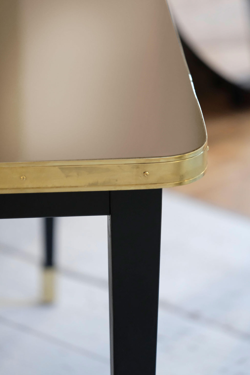 https://a.1stdibscdn.com/squared-dining-table-high-gloss-top-brass-black-conic-legs-diamond-black-m-for-sale-picture-7/f_40561/f_393971621713882909615/Mesa_Julieta_kashmir_f0187_master.jpg