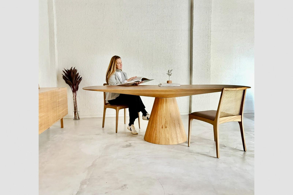 https://a.1stdibscdn.com/maria-dining-table-in-natural-wood-rounded-edge-for-sale-picture-2/f_33041/f_441026821742322126300/Mesa_Maria_madeira_foto_ambiente_1_fundo_cinza_master.jpeg