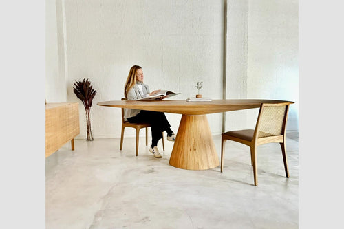 https://a.1stdibscdn.com/maria-dining-table-in-natural-wood-rounded-edge-for-sale-picture-2/f_33041/f_441026821742322126300/Mesa_Maria_madeira_foto_ambiente_1_fundo_cinza_master.jpeg