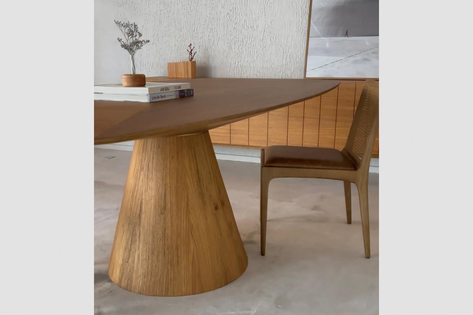 https://a.1stdibscdn.com/maria-dining-table-in-natural-wood-rounded-edge-for-sale-picture-4/f_33041/f_441026821742322126092/Mesa_Maria_madeira_foto_ambiente_2_fundo_cinza_master.jpeg