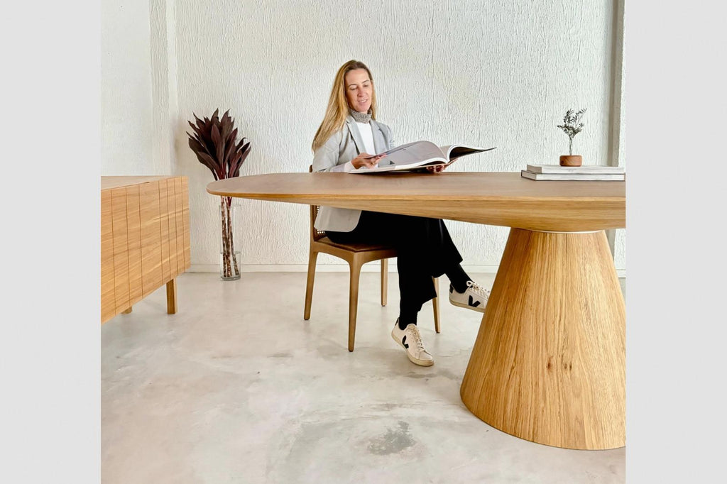 https://a.1stdibscdn.com/maria-dining-table-in-natural-wood-rounded-edge-for-sale-picture-3/f_33041/f_441026821742322126281/Mesa_Maria_madeira_foto_ambiente_3_fundo_cinza_master.jpeg