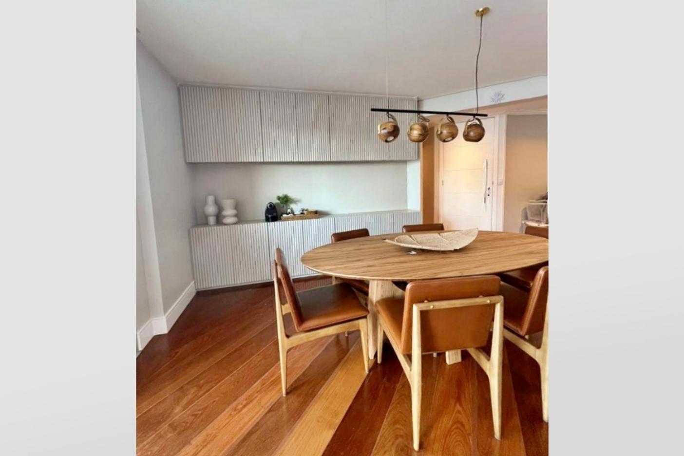 https://a.1stdibscdn.com/planalto-oval-dining-table-in-natural-oak-wood-for-sale-picture-5/f_33041/f_383066021707334902733/Mesa_de_Jantar_Planalto_Oval_Ambiente_Copia_master.jpg