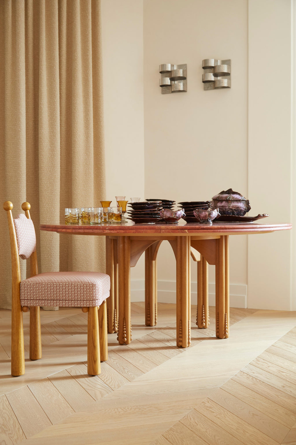 https://a.1stdibscdn.com/octopus-round-dining-table-with-travertine-top-designed-by-laura-gonzalez-for-sale-picture-3/f_53112/f_229494221616002593770/Mobili_Gonzalez0287_master.jpg