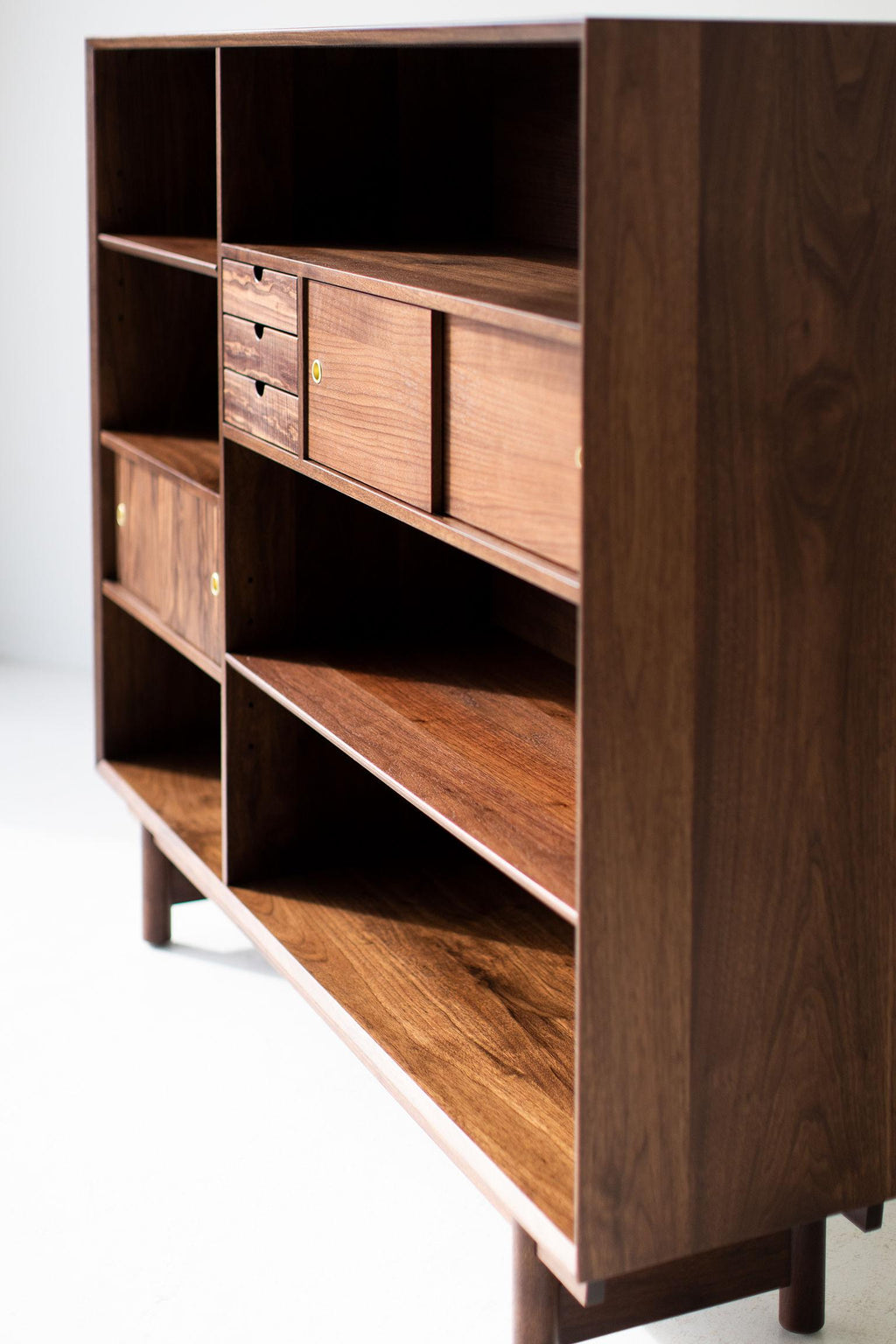 https://a.1stdibscdn.com/modern-bookcase-cabinet-the-peabody-collection-for-sale-picture-5/f_9720/1613514128793/Modern_Bookcase_Cabinet_Peabody_Collection_05_master.jpg