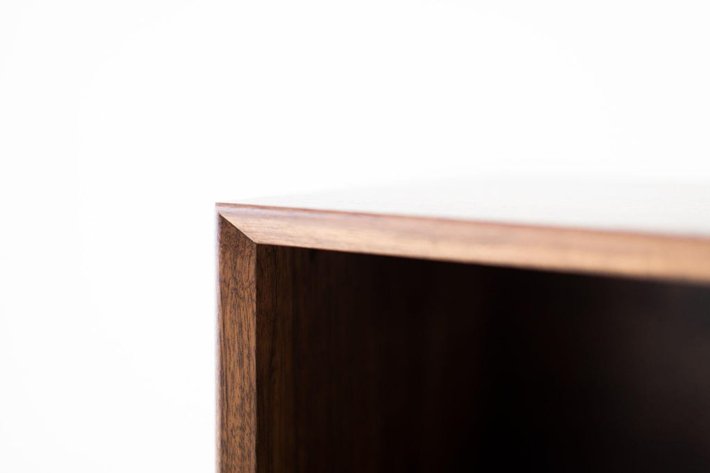 https://a.1stdibscdn.com/modern-bookcase-cabinet-the-peabody-collection-for-sale-picture-8/f_9720/1613514130962/Modern_Bookcase_Cabinet_Peabody_Collection_08_master.jpg