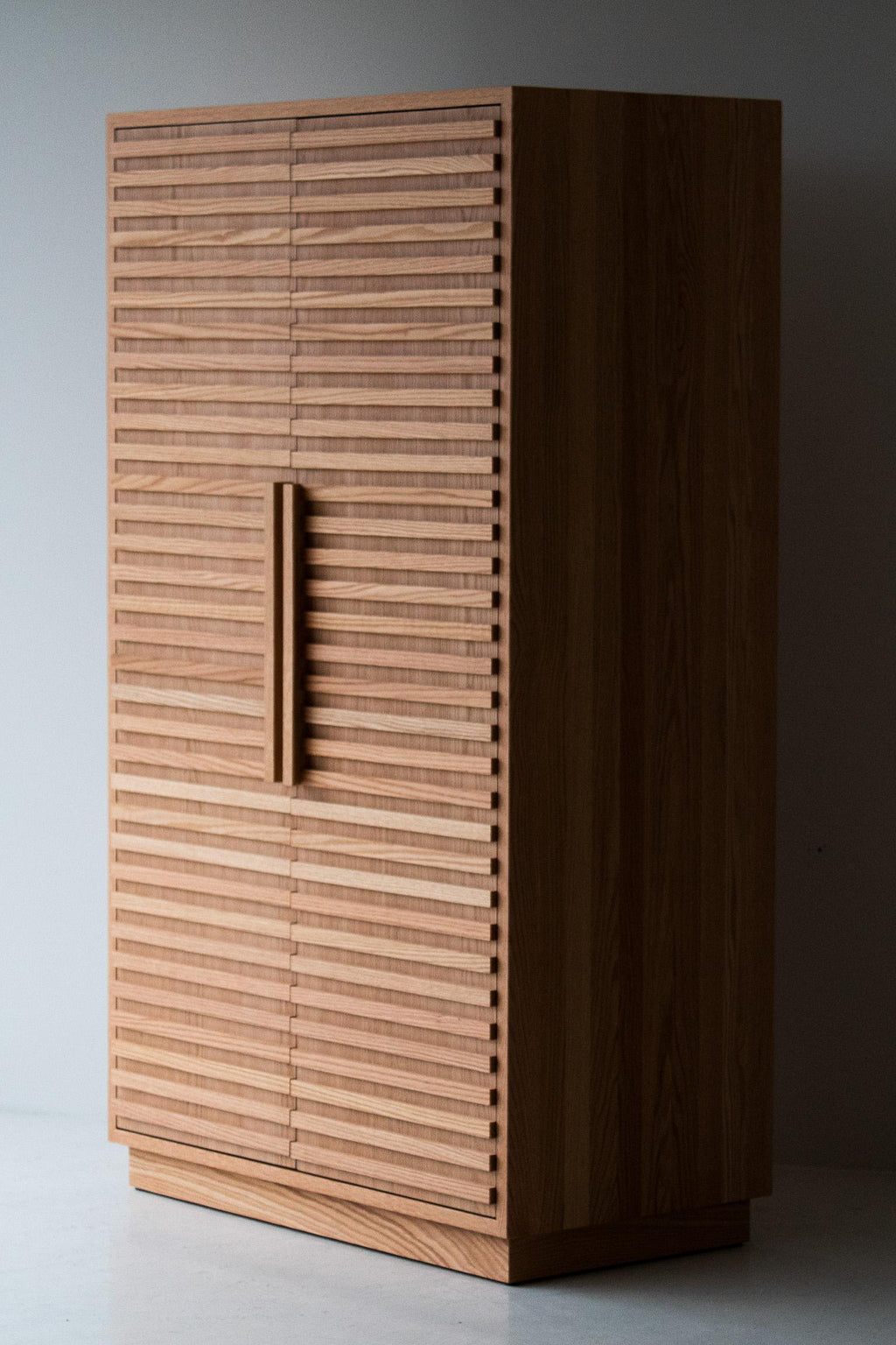 https://a.1stdibscdn.com/modern-oak-cabinet-cicely-collection-for-sale-picture-14/f_9720/f_267962721641495932210/Modern_Oak_Cabinet_Cicely_Collection_14_master.jpg