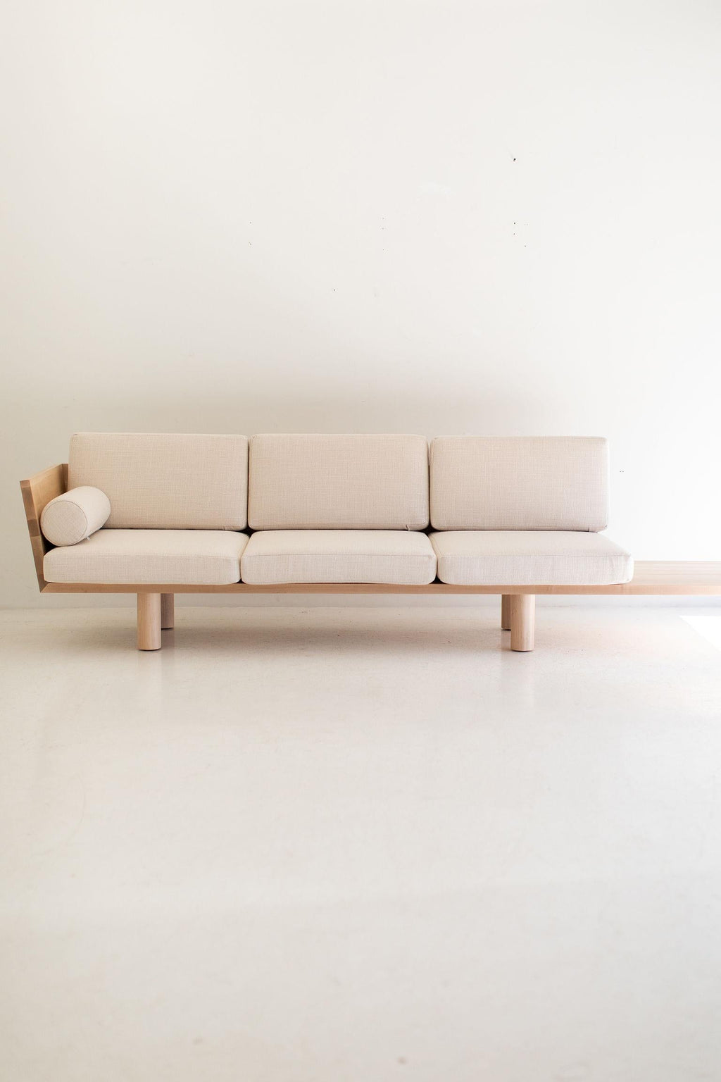 https://a.1stdibscdn.com/modern-suelo-sofa-turned-leg-for-sale-picture-11/f_9720/1614707971775/Modern_Suelo_Sofa_Turned_Leg_11_master.jpg