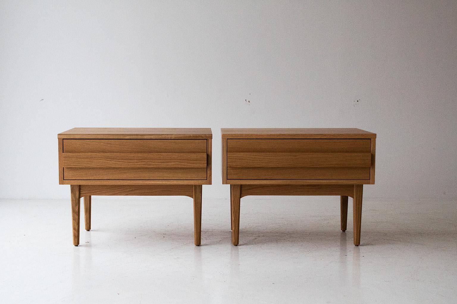 https://a.1stdibscdn.com/modern-white-oak-nightstands-for-sale-picture-4/f_9720/f_267969121641498212190/Modern_White_Oak_Nightstands_04_master.jpg