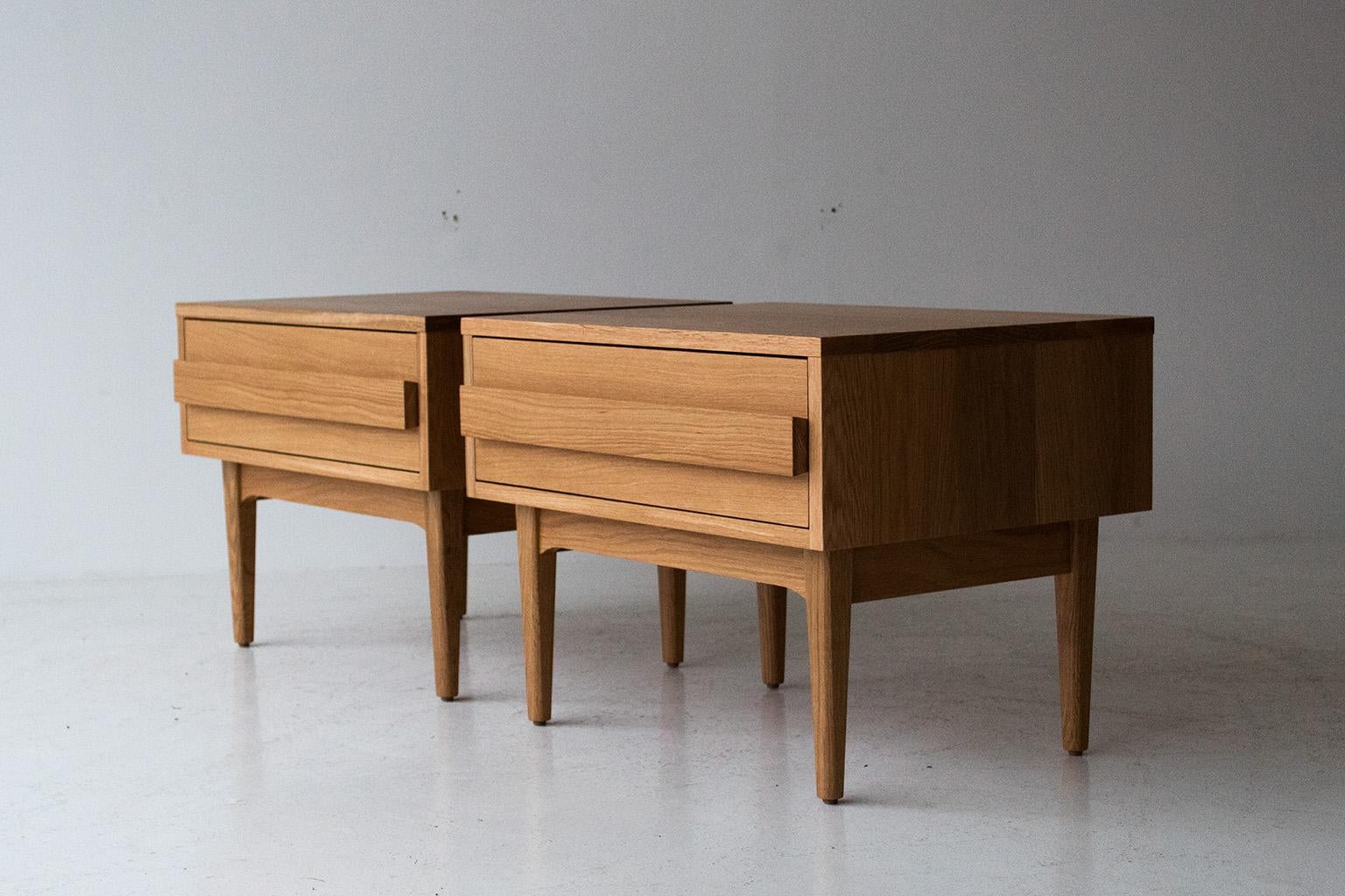 https://a.1stdibscdn.com/modern-white-oak-nightstands-for-sale-picture-11/f_9720/f_267969121641498213010/Modern_White_Oak_Nightstands_11_master.jpg