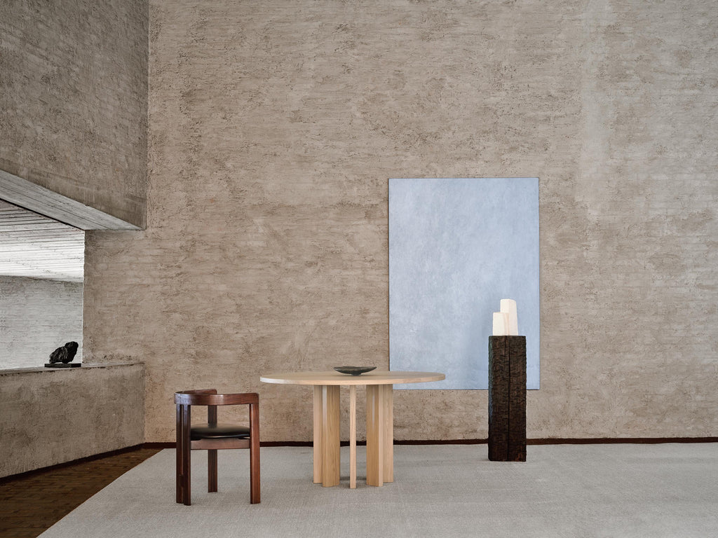 https://a.1stdibscdn.com/round-dining-table-in-solid-european-oak-thola-by-mokko-for-sale-picture-8/f_89302/f_446816621752573411905/Mokko_thomaskerk4064_V5_master.jpg