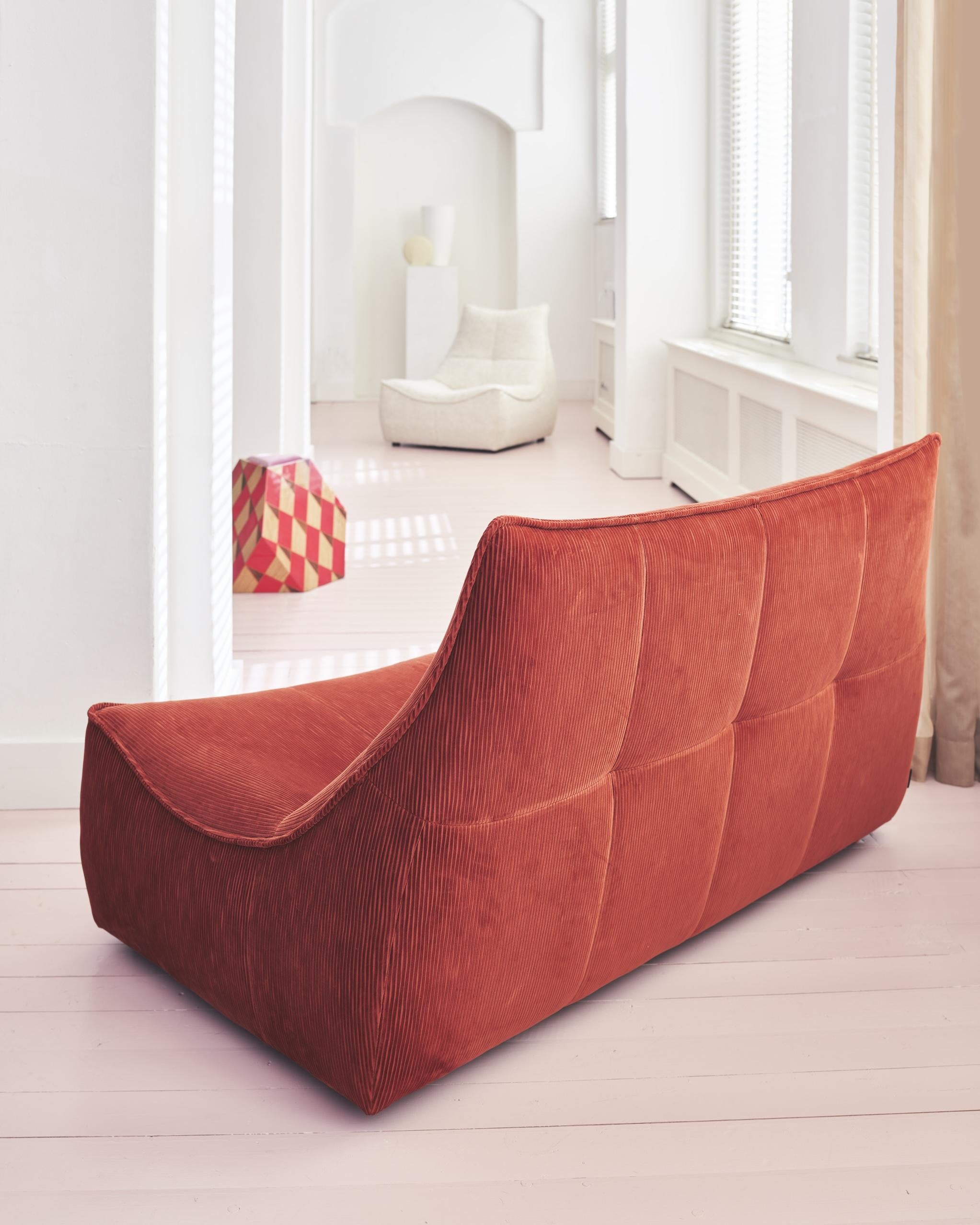 https://a.1stdibscdn.com/customizable-montis-florence-2-seater-sofa-by-gerard-van-den-berg-for-sale-picture-5/f_44652/f_417209321727812738170/Montis_Ijmuiden_JeroenvdSpek_Florence_Strada74_096_HR_master.jpeg
